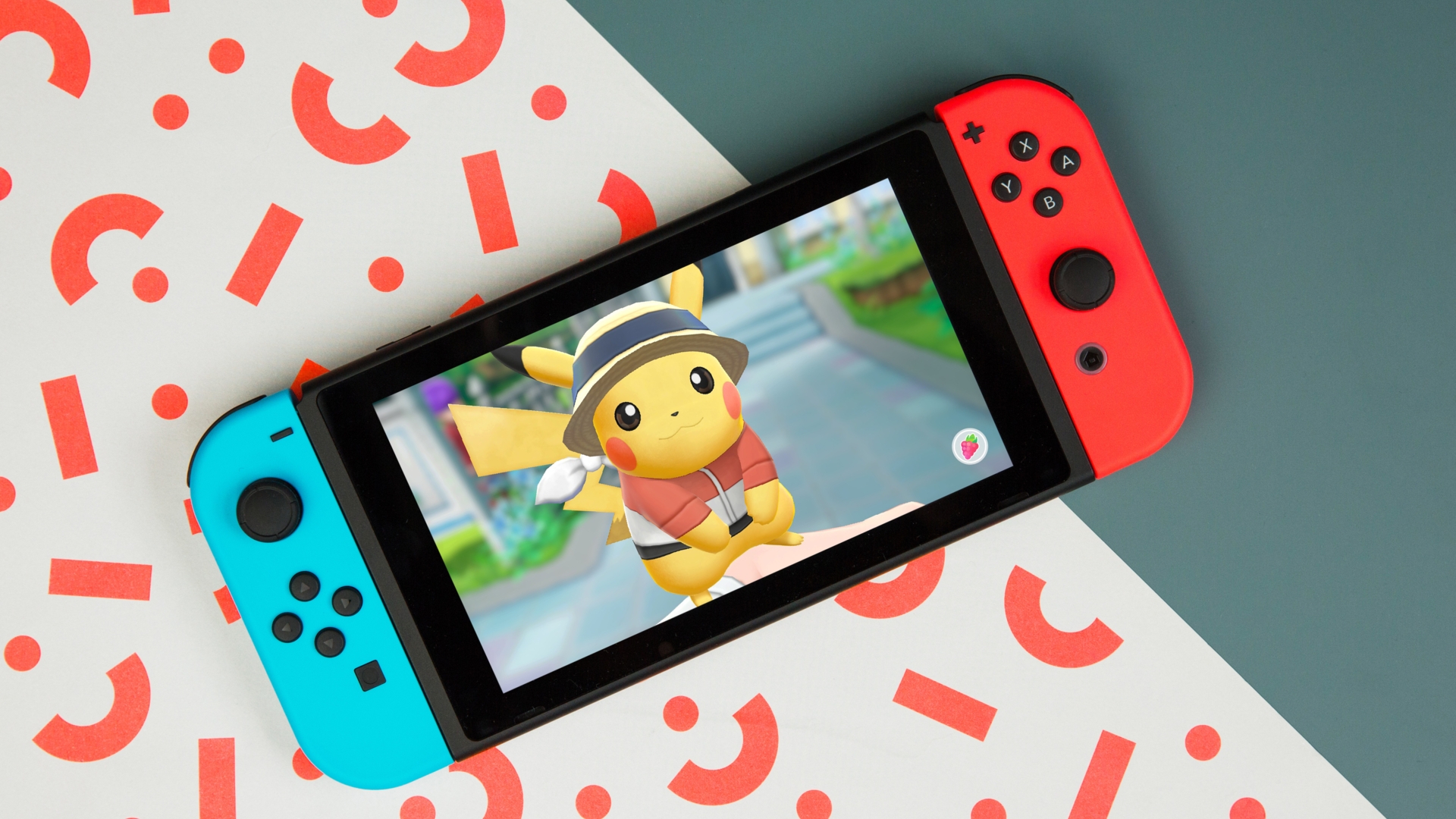 "Pokémon: Let's Go Pikachu" läuft auf einer Nintendo Switch, die auf einem Tisch liegt.