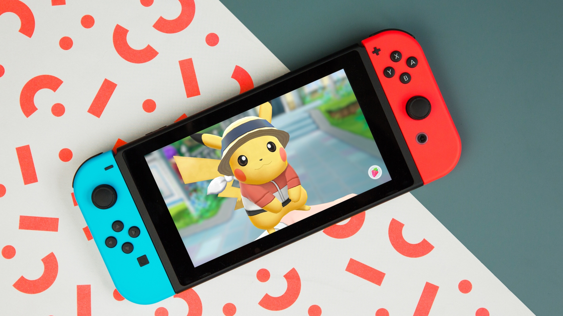 Pokémon "Pokémon: Let's Go Pikachu" läuft auf einer Nintendo Switch, die auf einem Tisch liegt.
