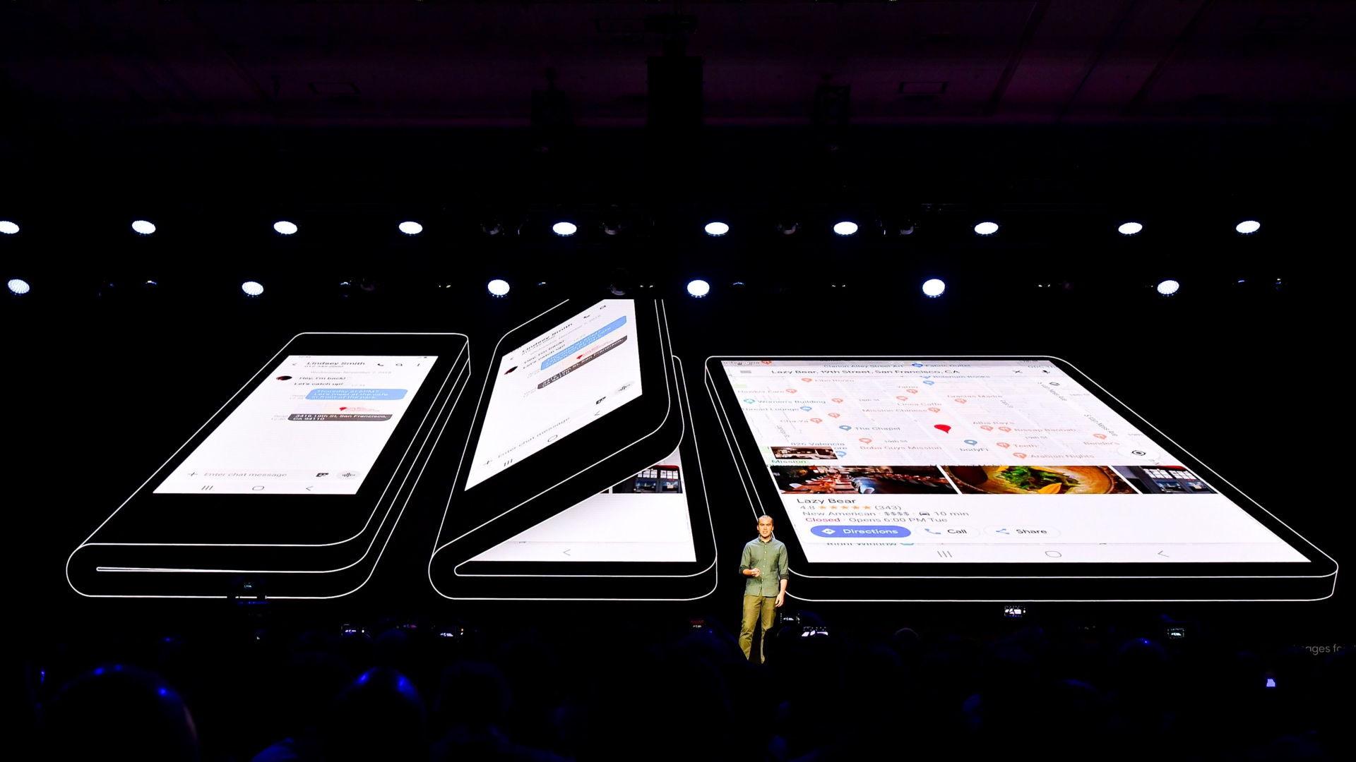 Samsung Infinity Flex Display, Keynote Mann steht vor Leinwand und präsentiert Neuheiten.