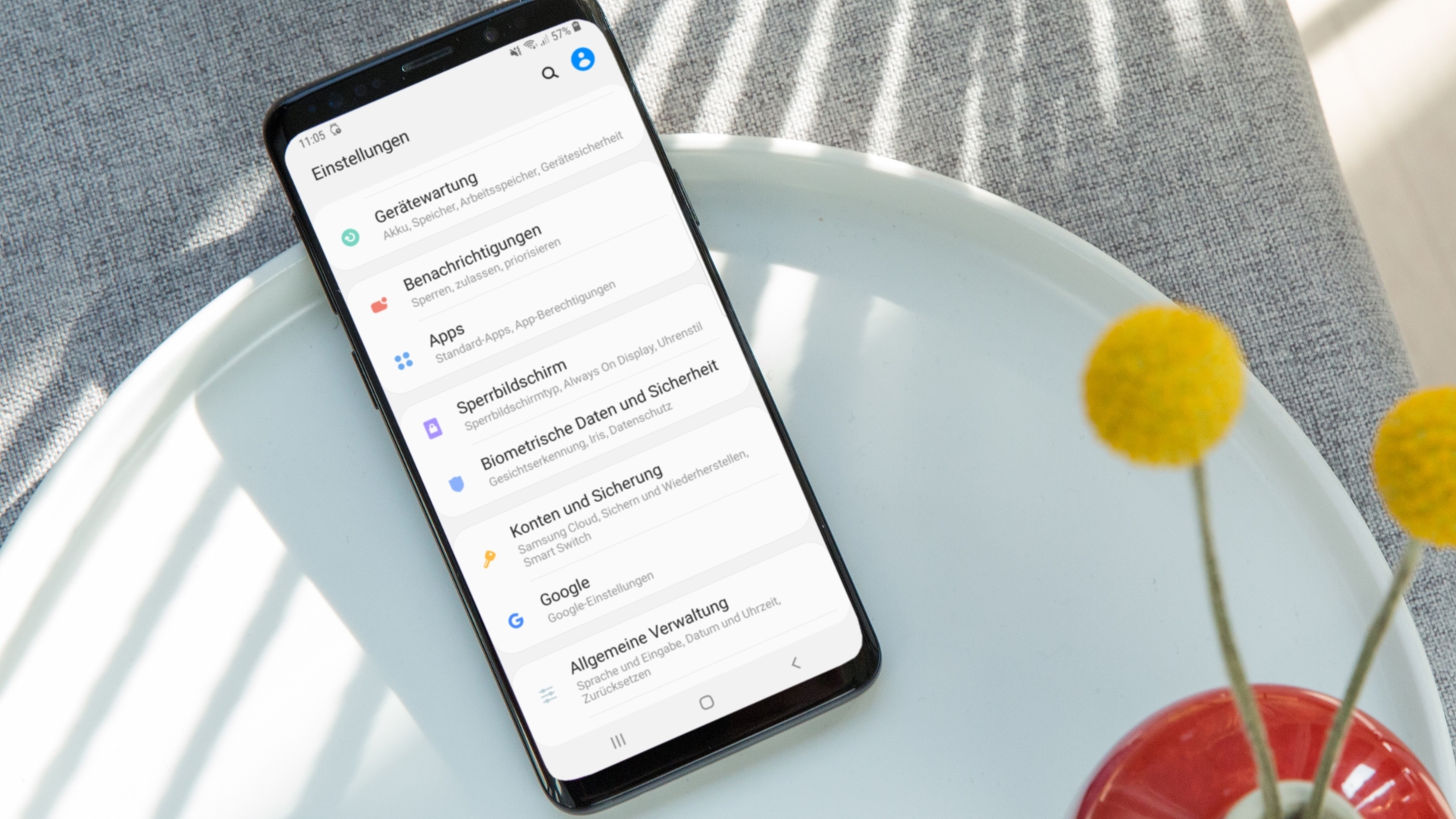 Samsung One UI Smartphone liegt auf einem Tisch.