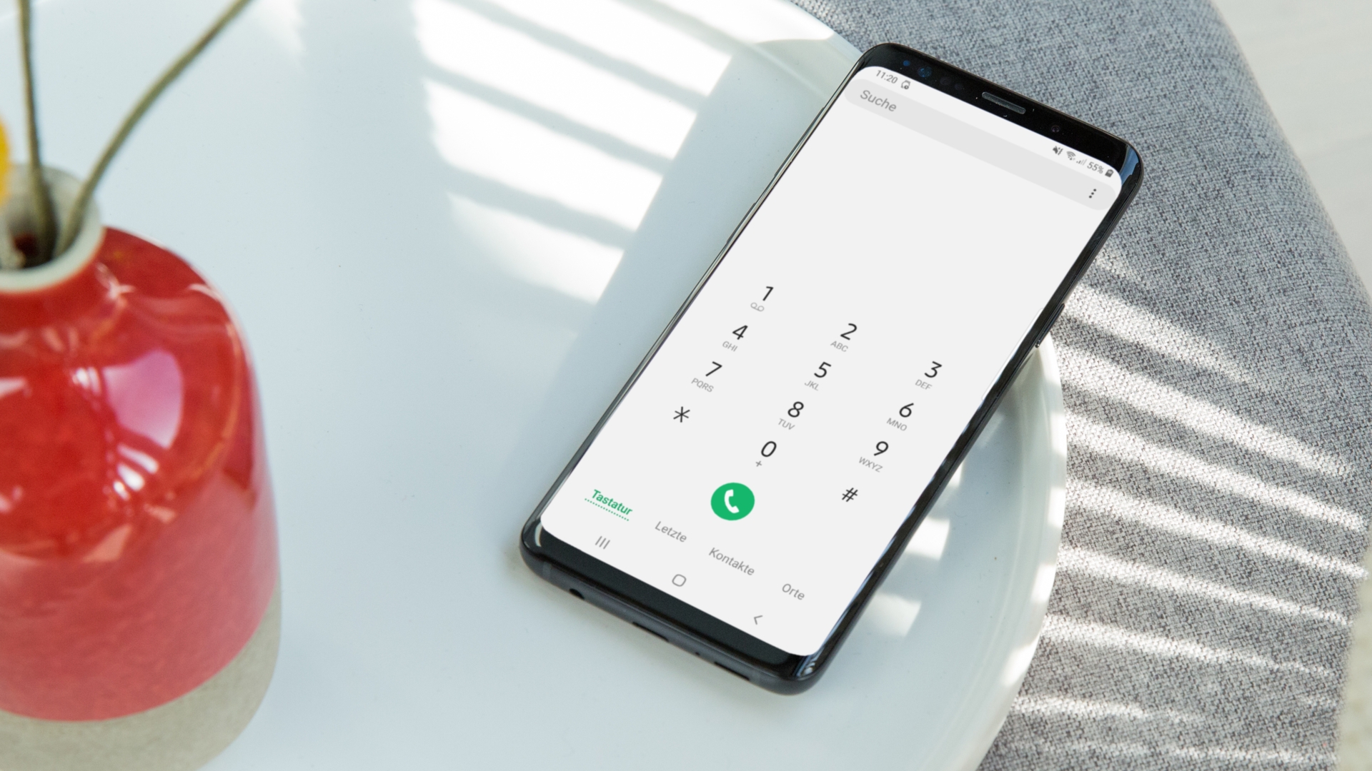 Samsung One UI Smartphone liegt auf einem Tisch.