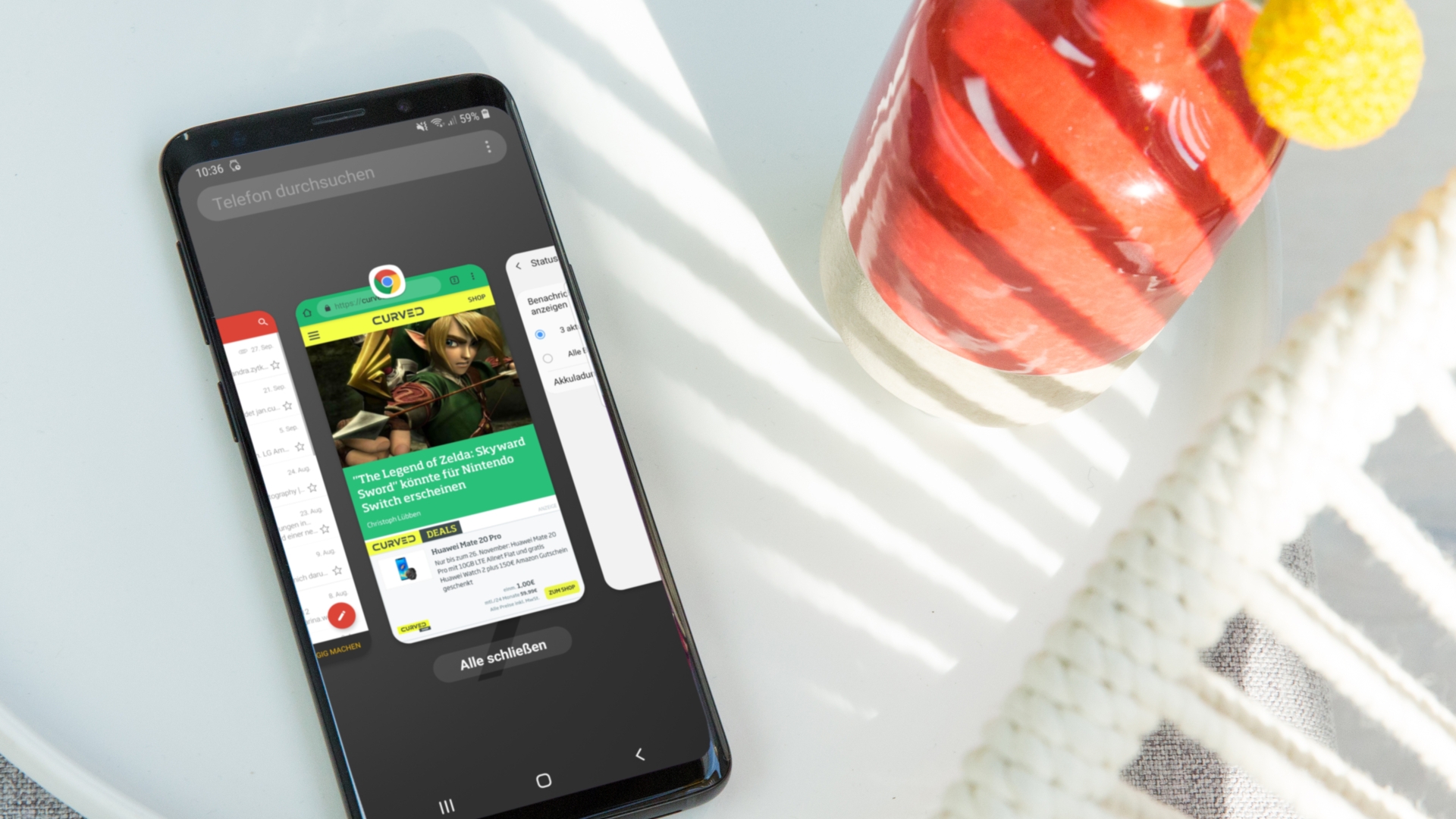 Samsung One UI Smartphone liegt auf einem Tisch.