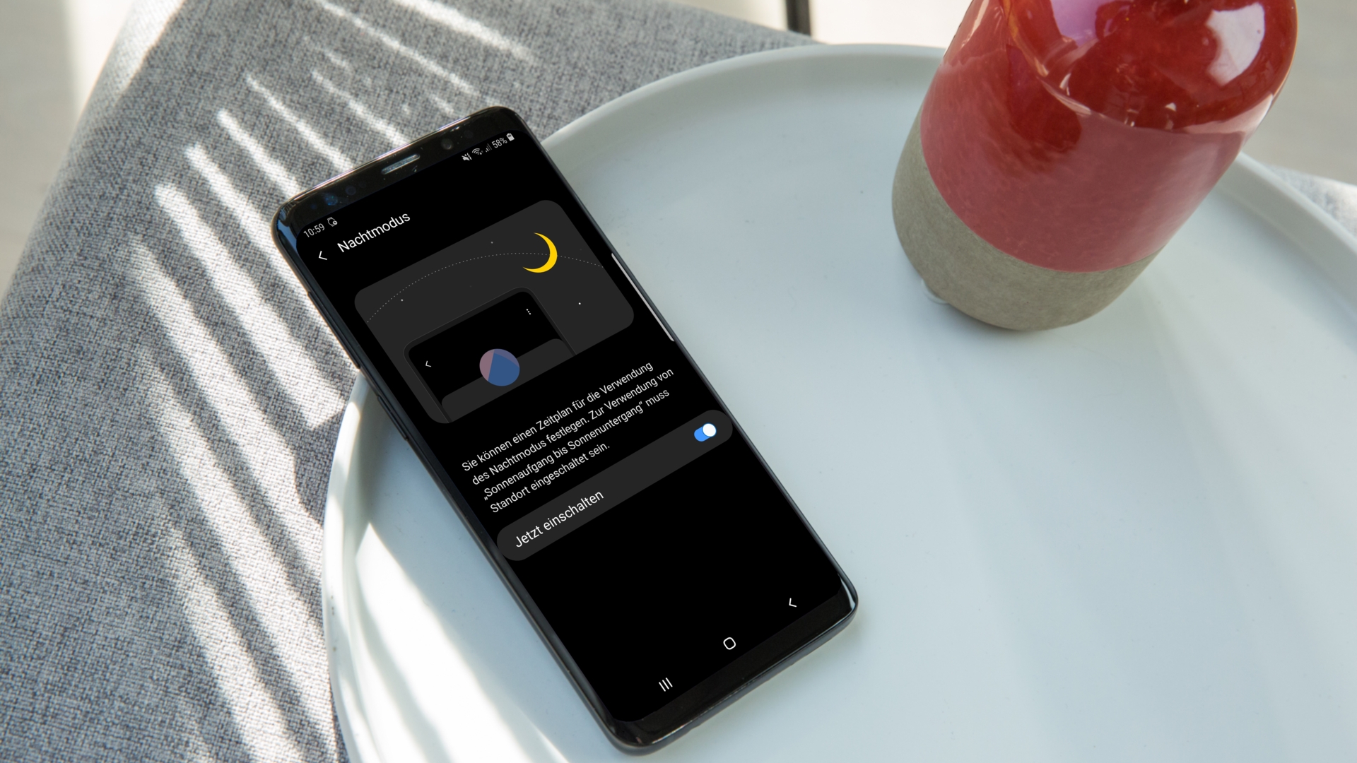 Samsung One UI Smartphone liegt auf einem Tisch.