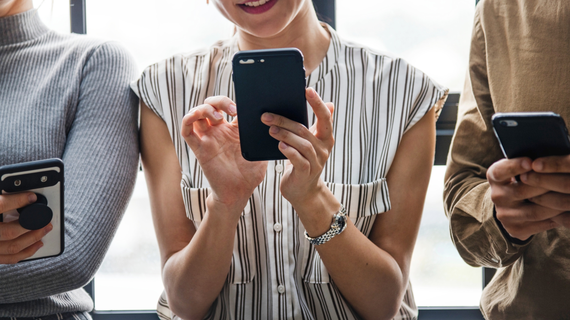 Frau mit Smartphone, Smartphones 2018, Hände Frau mit Smartphone, Smartphones 2018, Hände