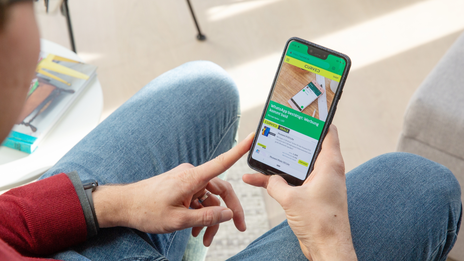 Google Pixel 3XL Ein Mensch benutzt das Google Pixel 3 XL.