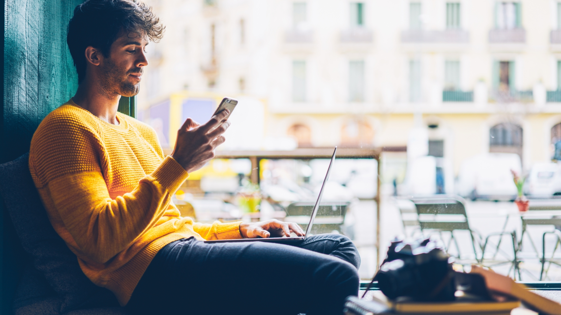 public wifi, Cafe Junger Mann mit Smartphone im Café
