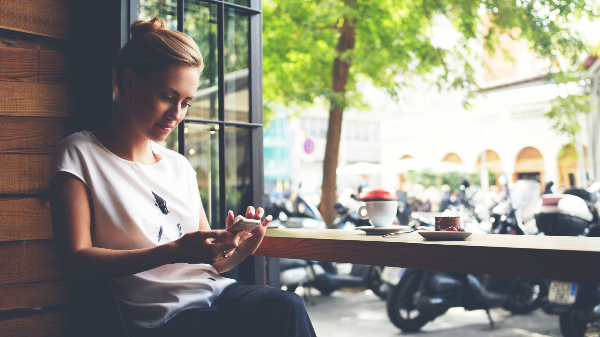 SMS Frau am Smartphone