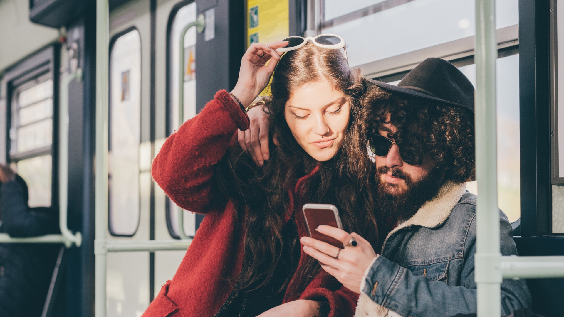 Bahn, Handy, Pärchen Bahn, Handy, Pärchen