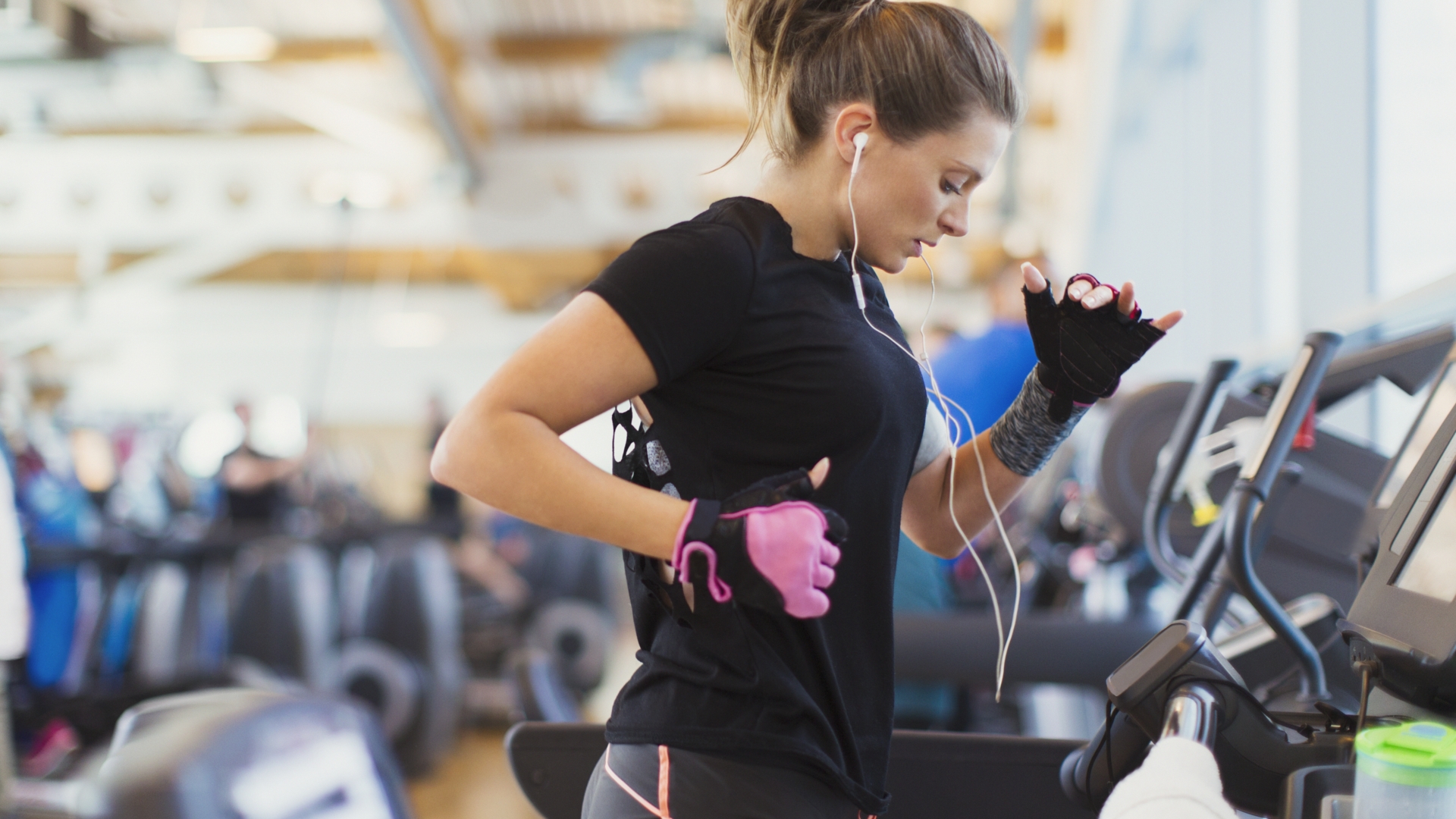 Frau auf Laufband im Fitnessstudio