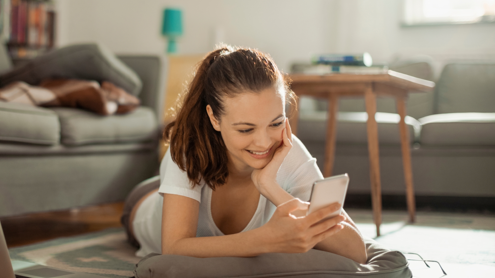 Handy, Smartphone, Frau, Wohnzimmer