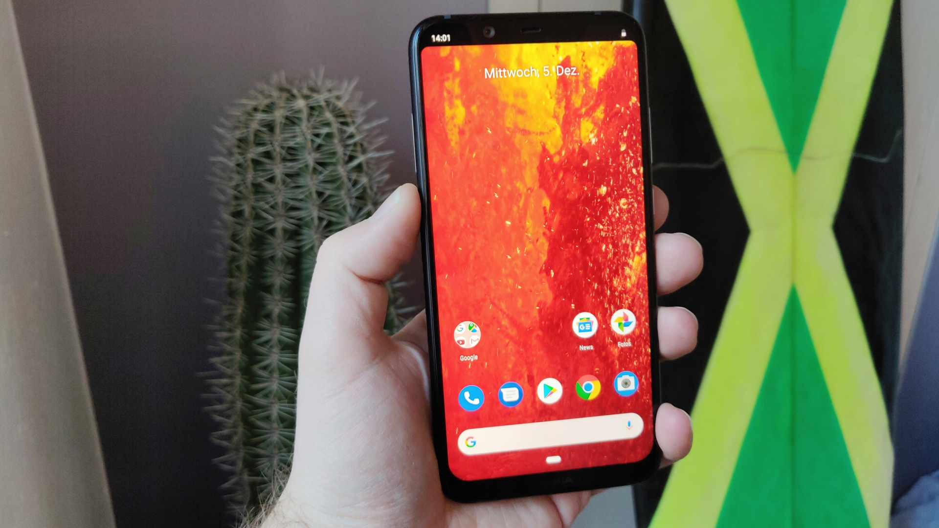 Nokia 8.1 Hand hält Smartphone