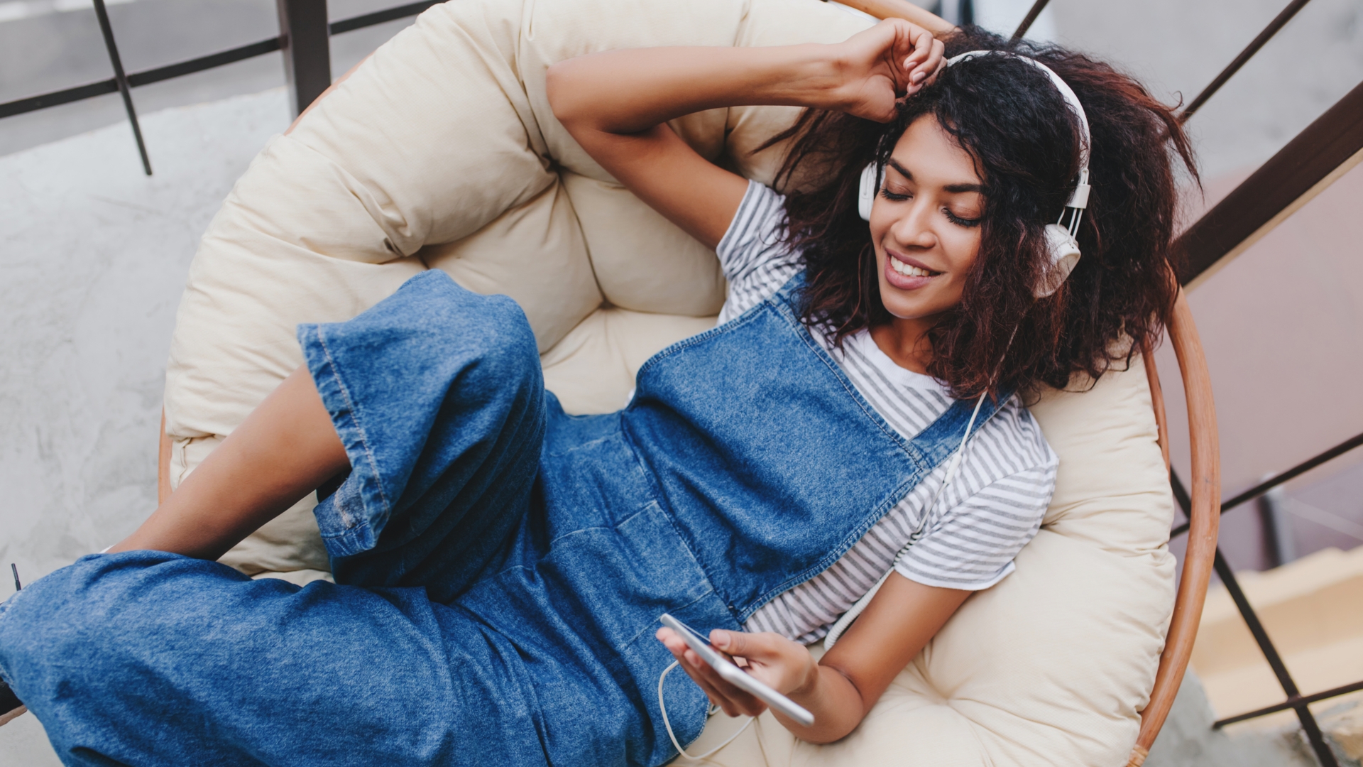 Frau, Smartphone, Musik, Streaming, Spotify Musik, Streaming, Spotify