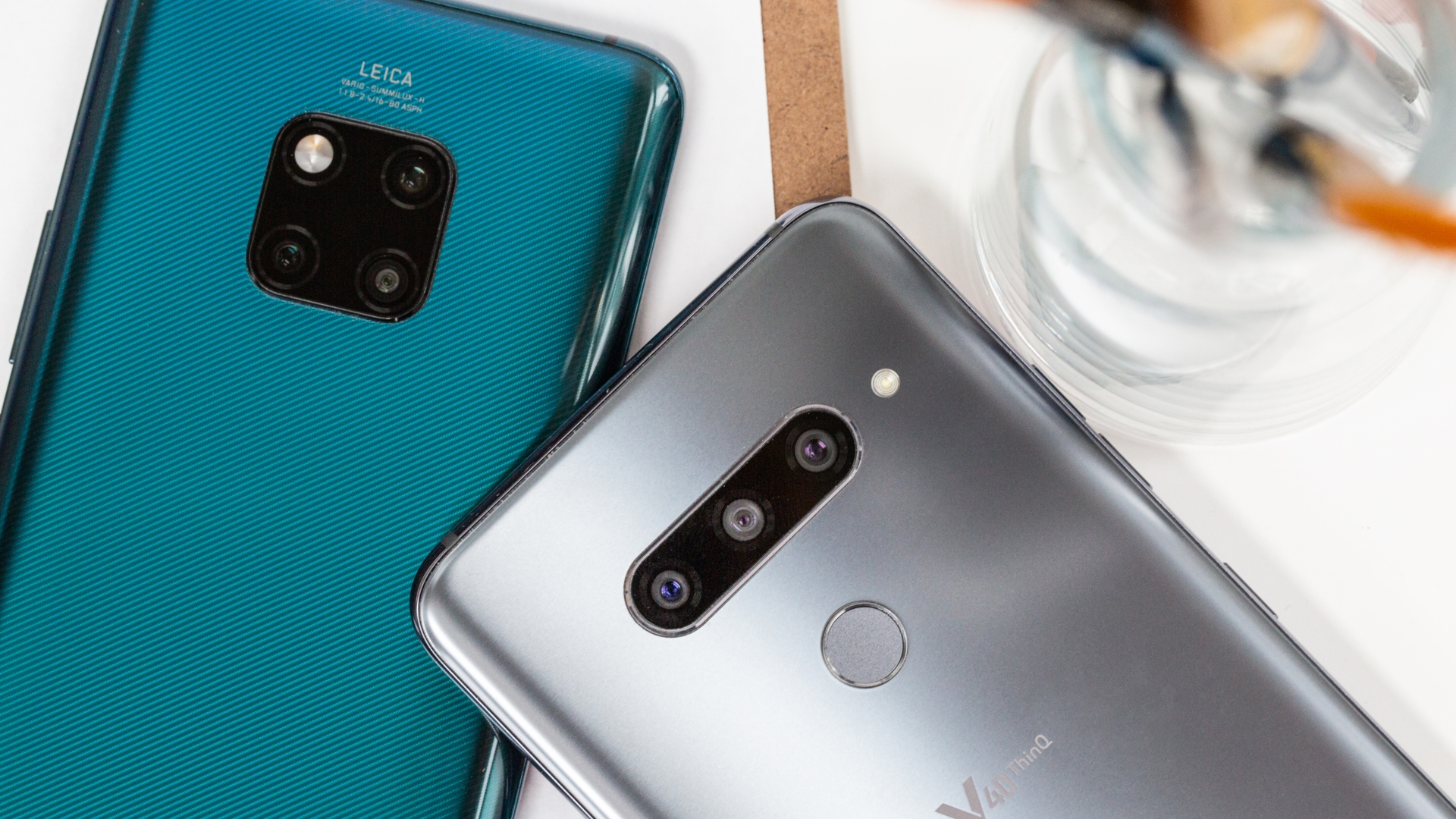 LG V40 und Hauwei Mate 20 Pro zwei Smartphones mit jeweils drei Kameras auf der Rückseite.