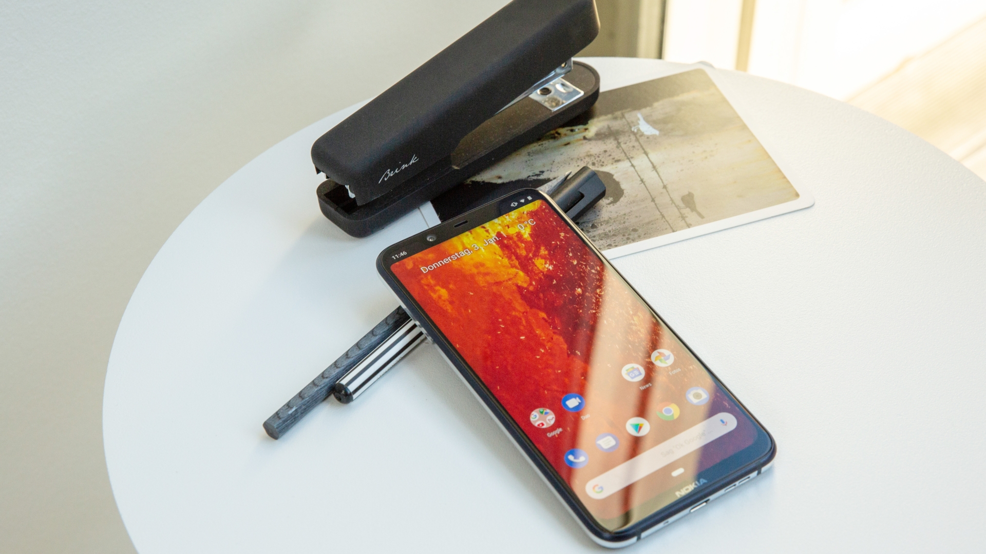 Nokia 8.1 Das Nokia 8.1 auf einem Schreibtisch neben einem Tacker.