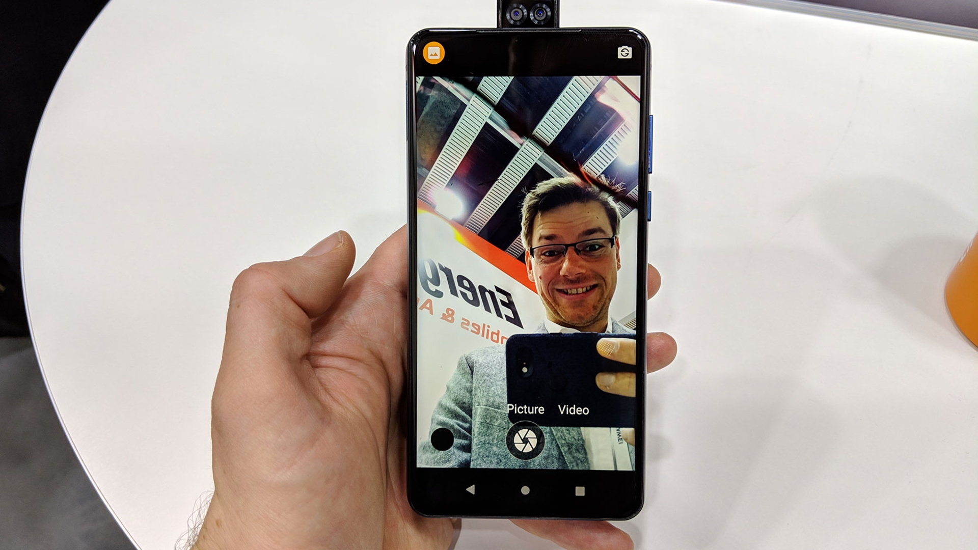 Energizer P18K Pop Hand hält smartphone