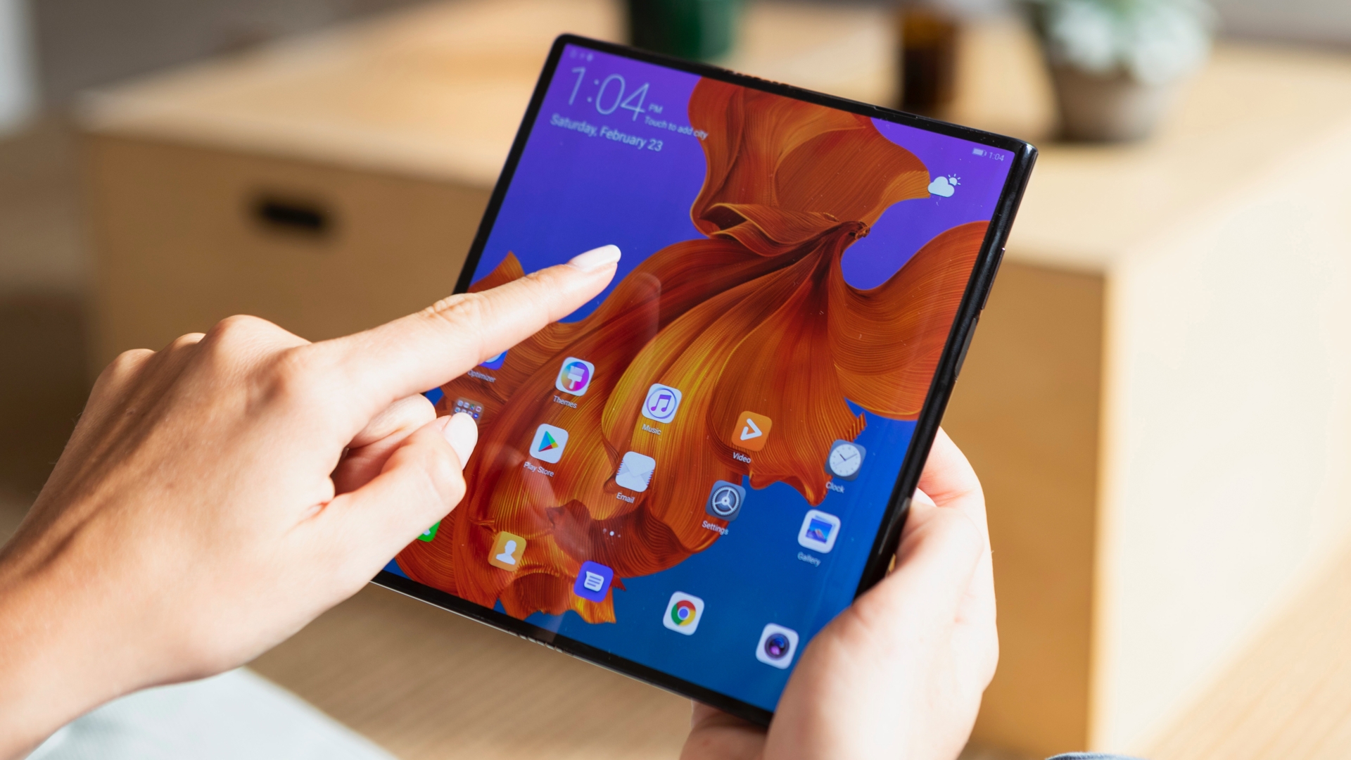 Huawei Mate X Hand hält Smartphone
