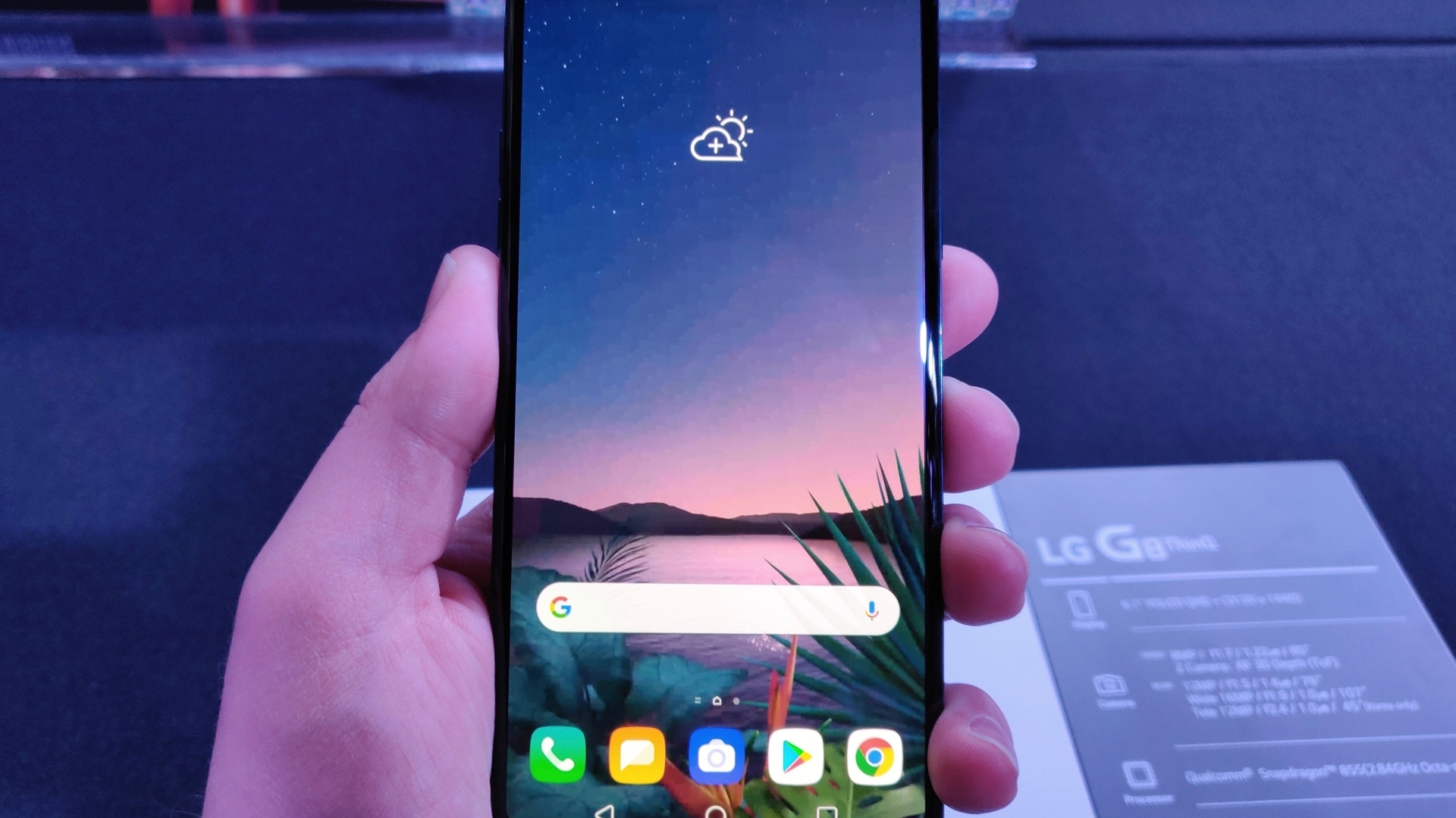 LG-G8-ThinQ-Front-01 Hand hält Smartphone
