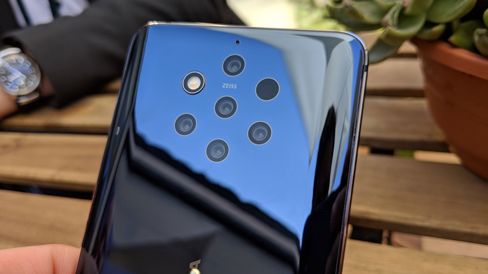 Nokia 9 PureView Smartphone mit fünf Kameras auf der Rückseite.