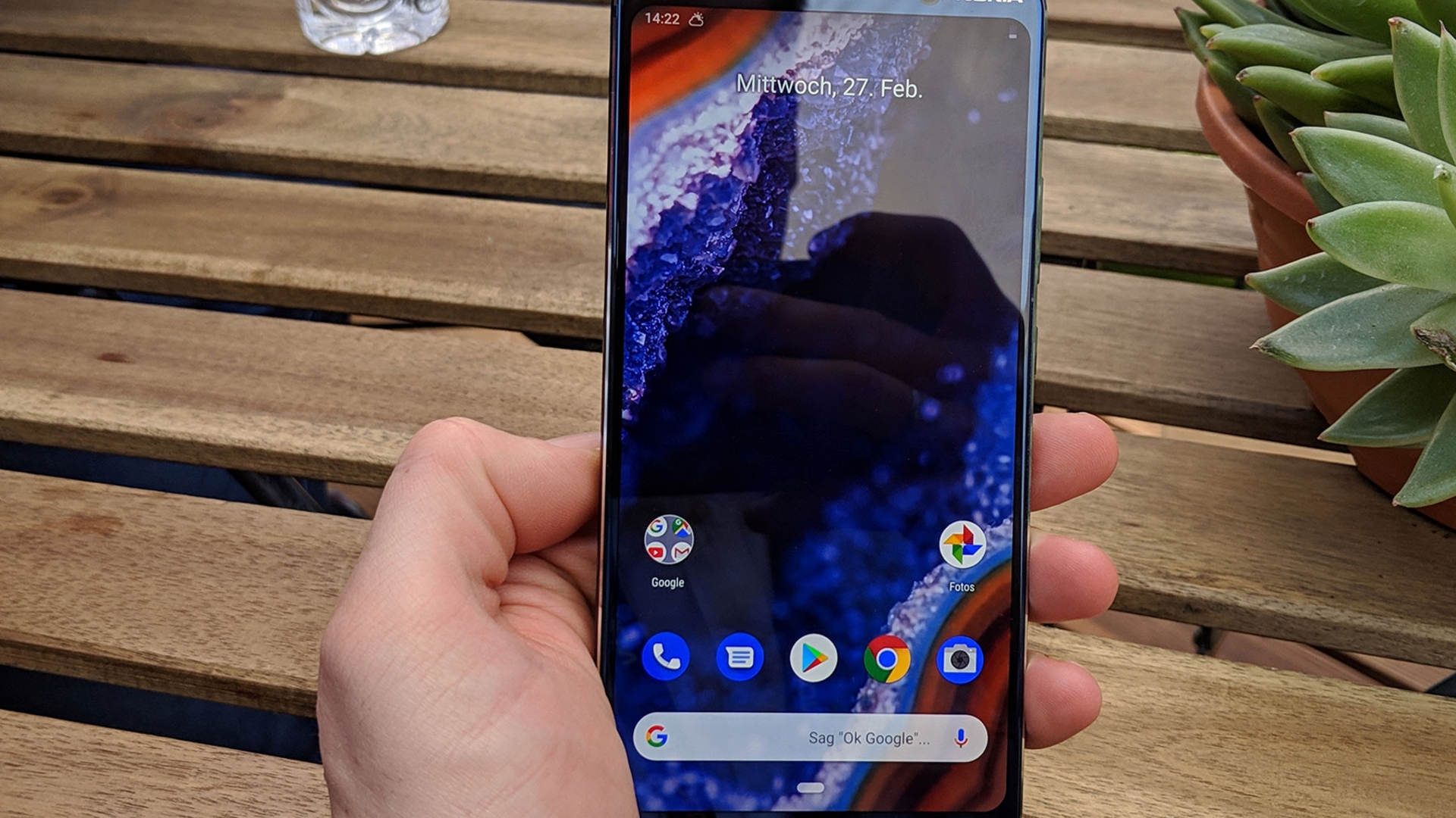 Nokia 9 PureView Hand hält Smartphone