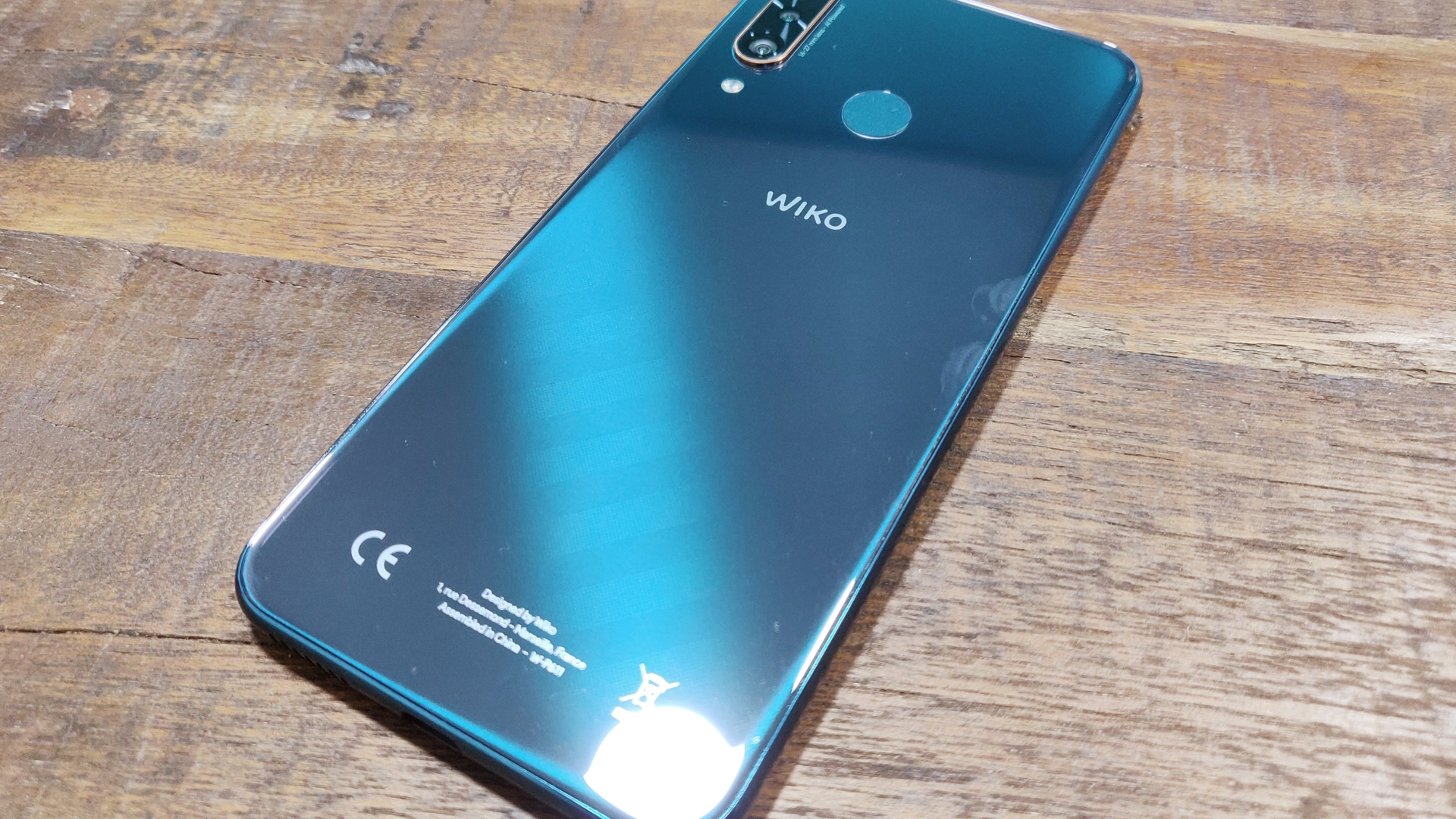 Wiko View 3 Pro, MWC 2019 Triple-Kamera auf Smartphone-Rückseite.