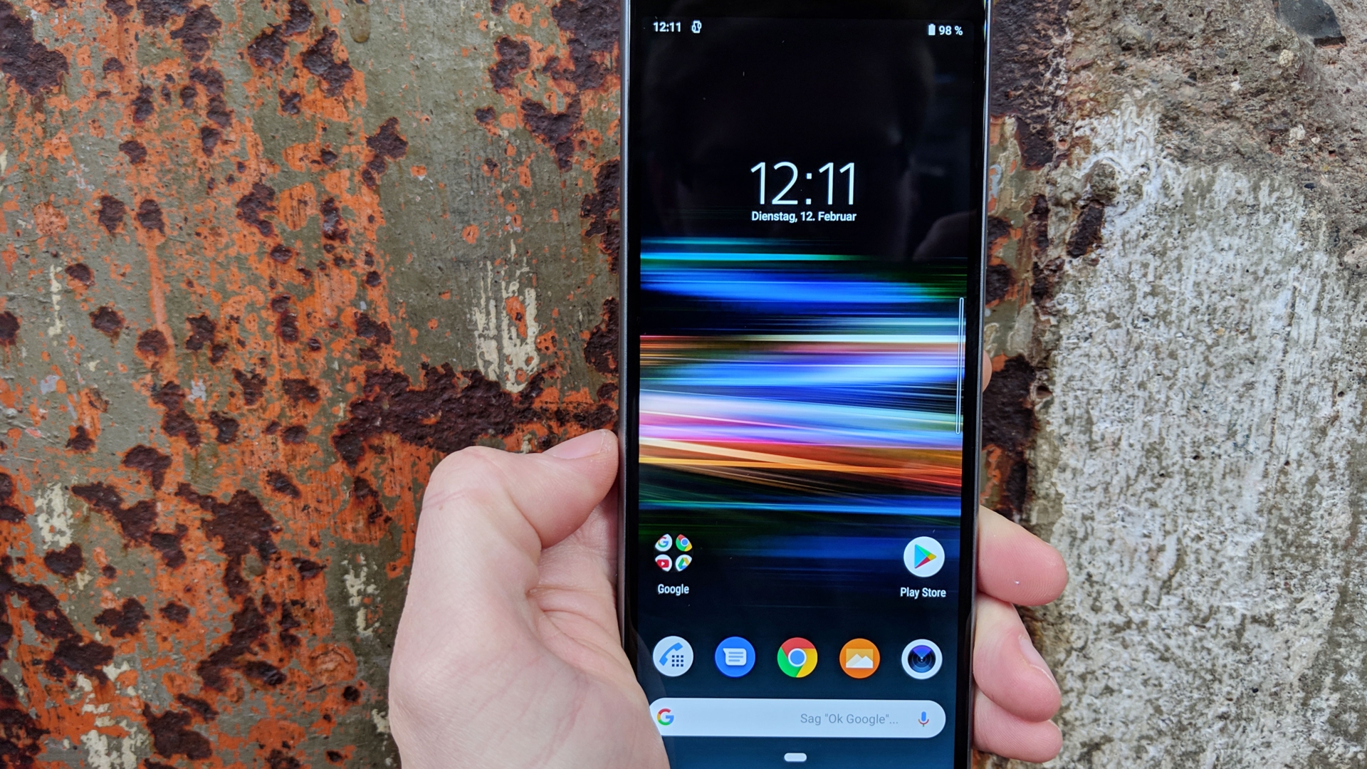 ACHTUNG SPERRFRIST BIS 25.02.2019 bis 8:45Uhr Xperia 10 Eine Hand hält ein Smartphone.