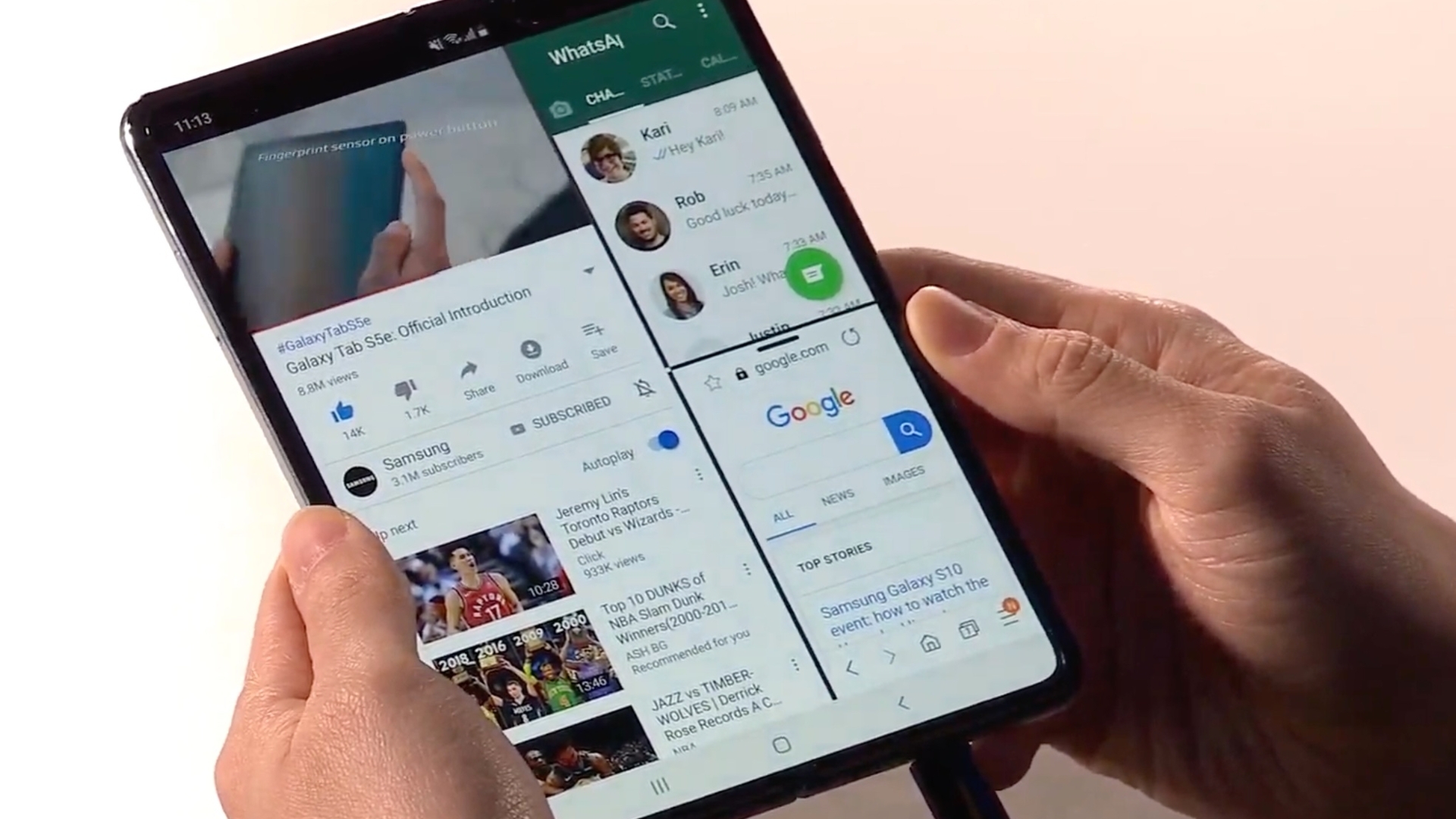 galaxy-fold-4 Faltbares Smartphones wird in Händen gehalten.
