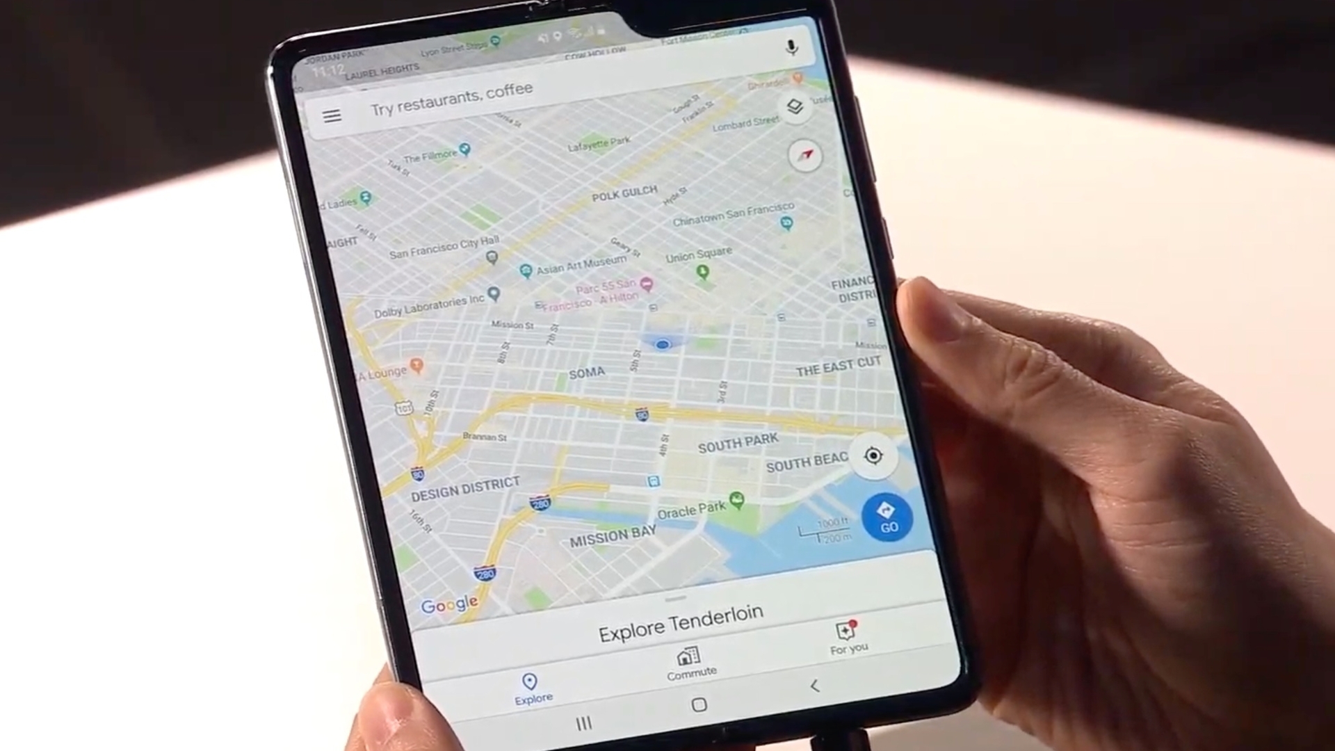 galaxy-fold-5 Faltbares Smartphone Galaxy Fold in Händen