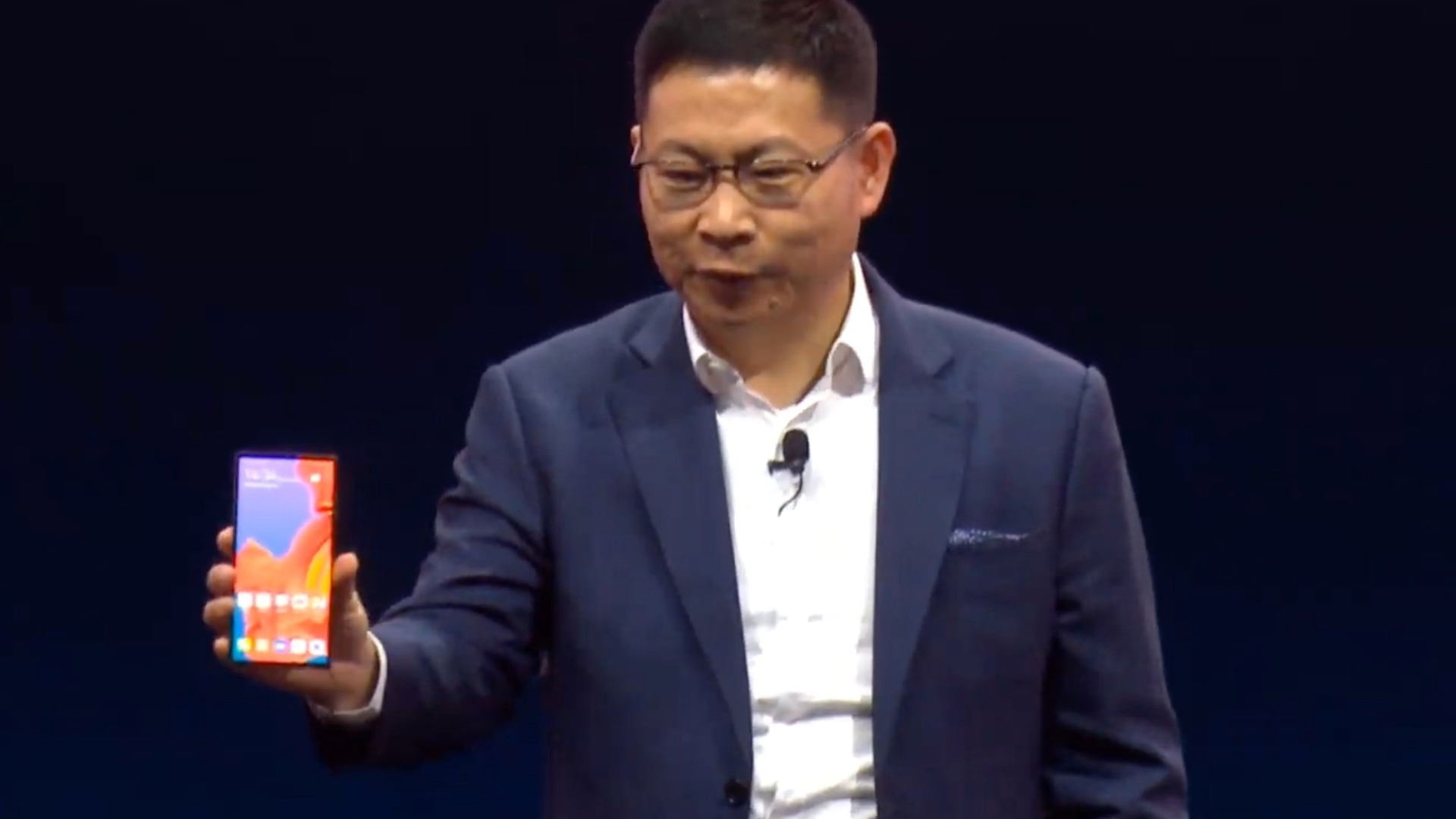 Huawei Mate X Mann mit Smartphone in der Hand