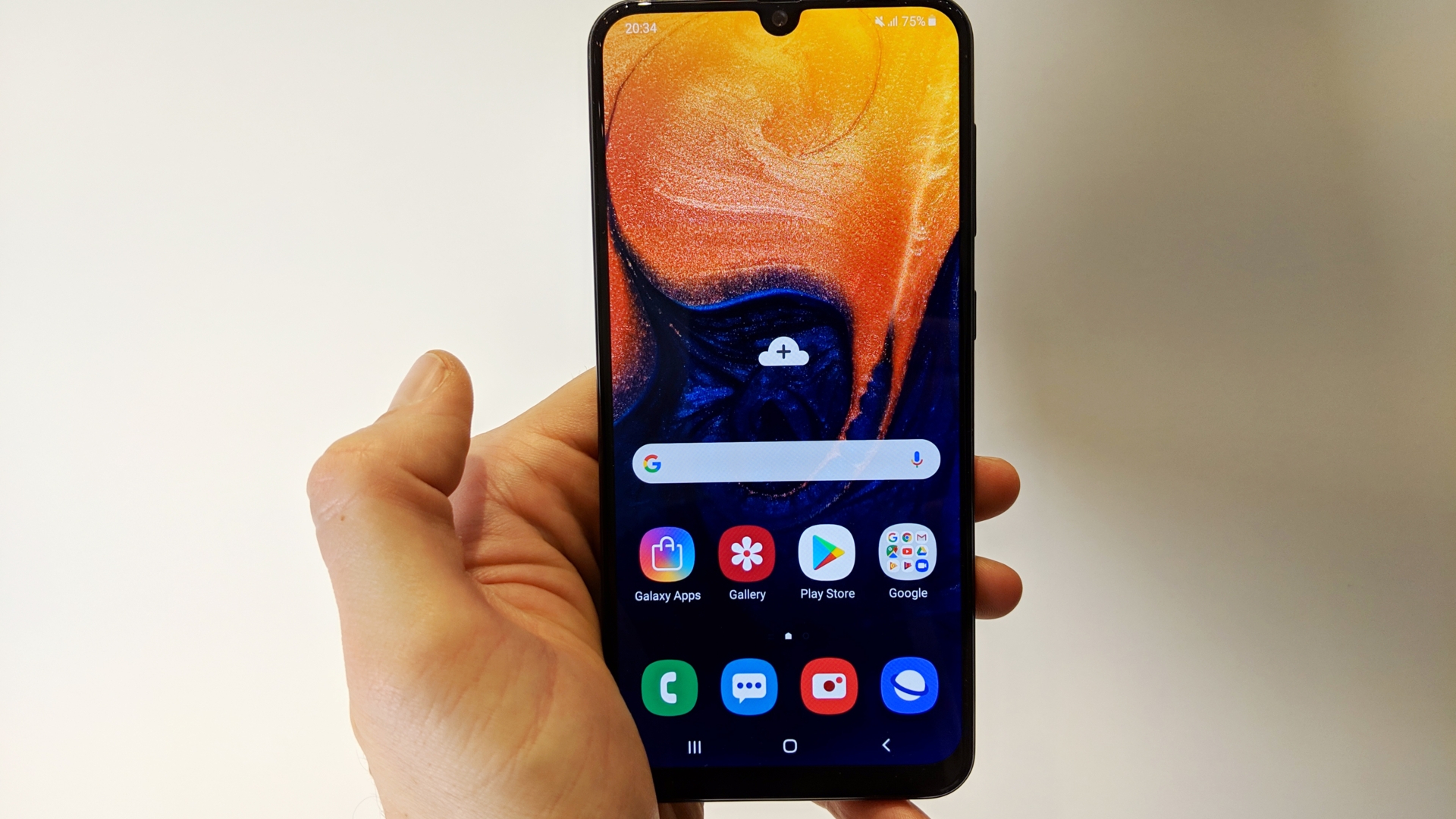 Samsung Galaxy A50 Hand hält Smartphone