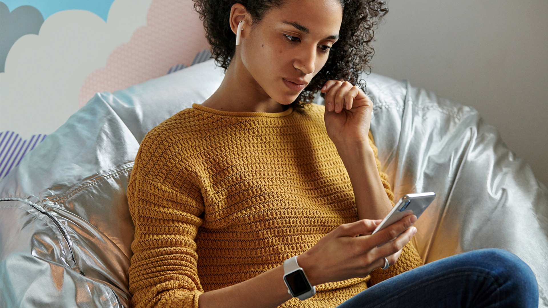 AirPods-2019-Lifestyle Frau mit AirPods 2019