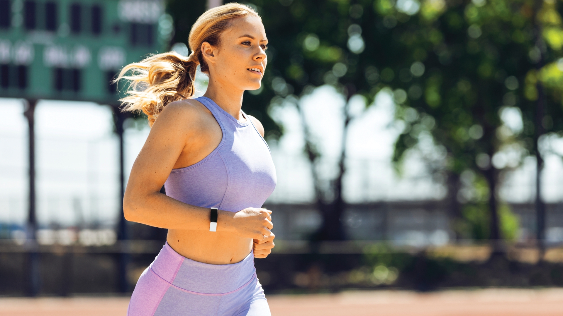 Joggerin mit Fitbi Inspire HR am Handgelenk Joggerin mit Fitbi Inspire HR am Handgelenk