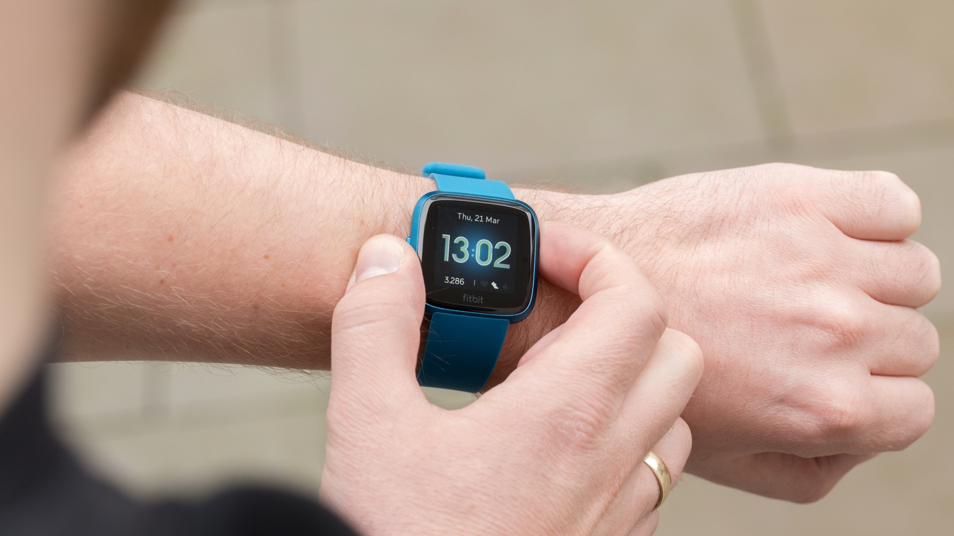 Fitbit Versa Lite Wearable am Handgelenk