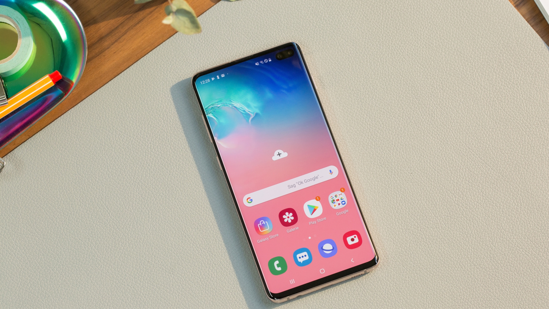 Samsung Galaxy S10 Plus Samsung Galaxy S10+ auf Schreibtisch