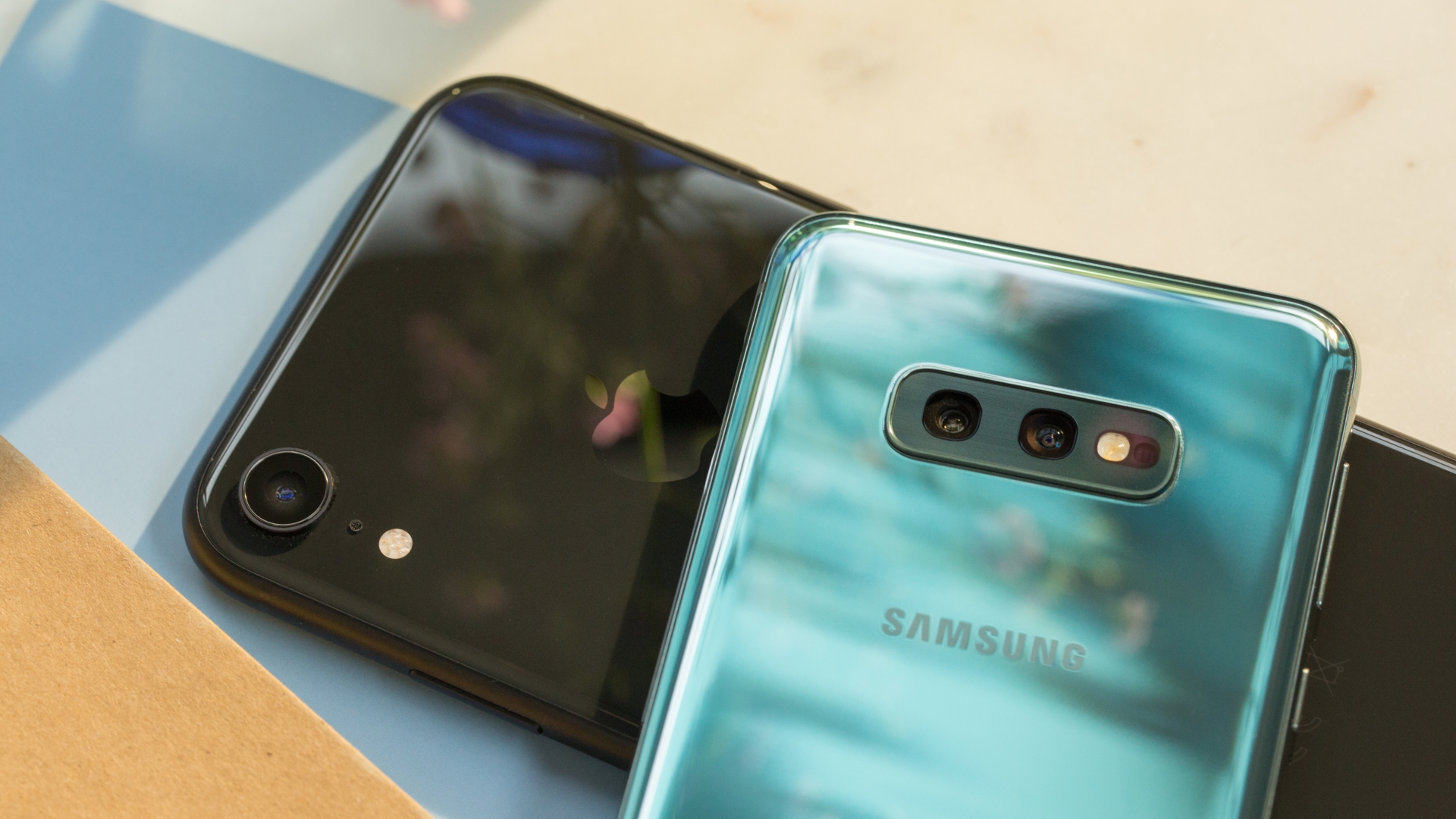 Samsung Galaxy S10e vs iPhone Xr Samsung Galaxy S10e vs iPhone Xr