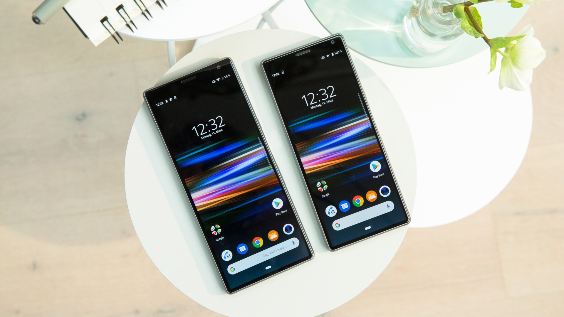 Sony Xperia 10 Plus 10Plus 10+ Zwei Smartphones liegen auf einem Tisch
