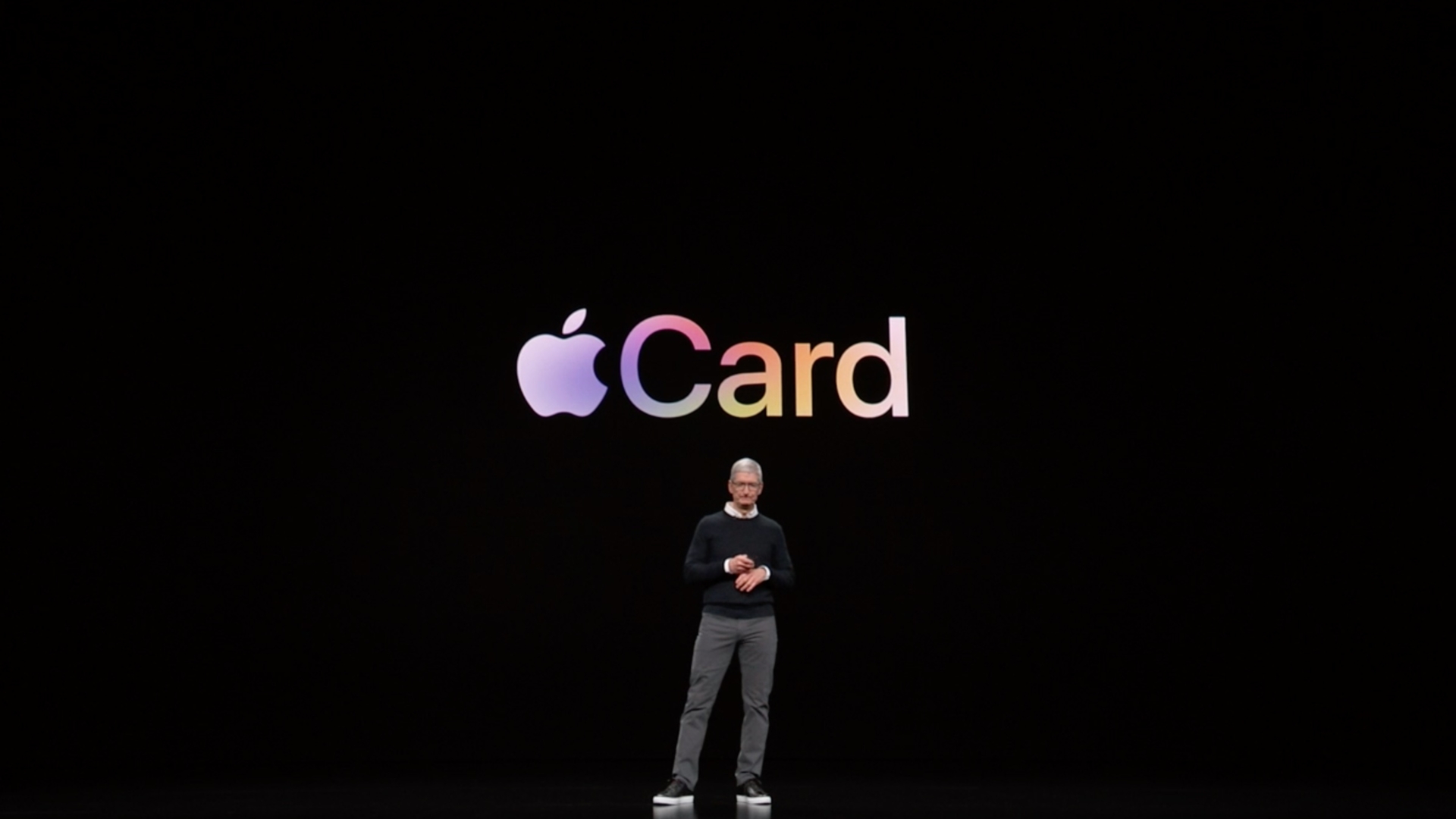 Tim Cook vor schwarzem Hintergrund - zur Apple Card