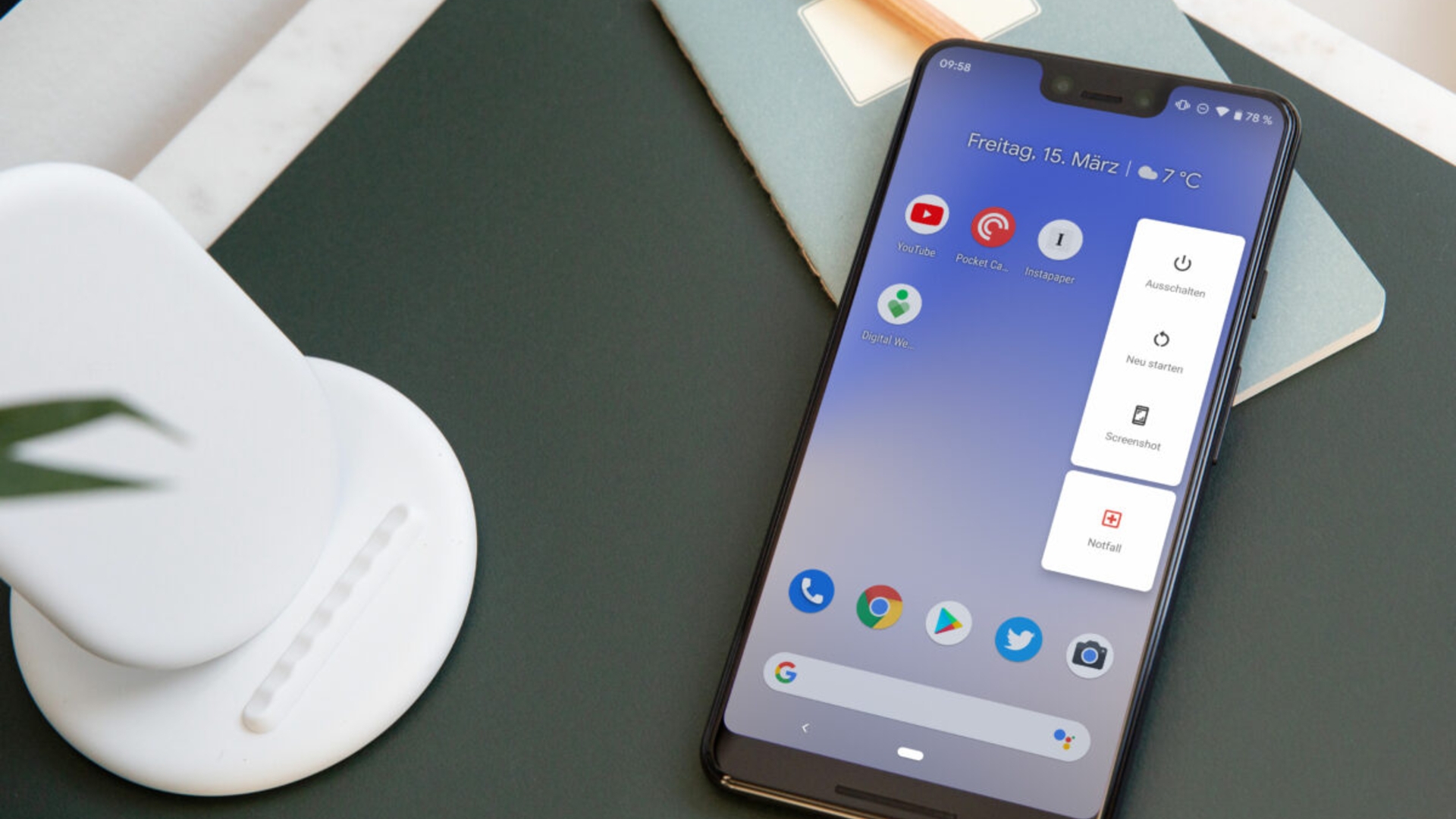 Google Pixel 3XL, Android Q Smartphone liegt auf einem Schreibtisch.