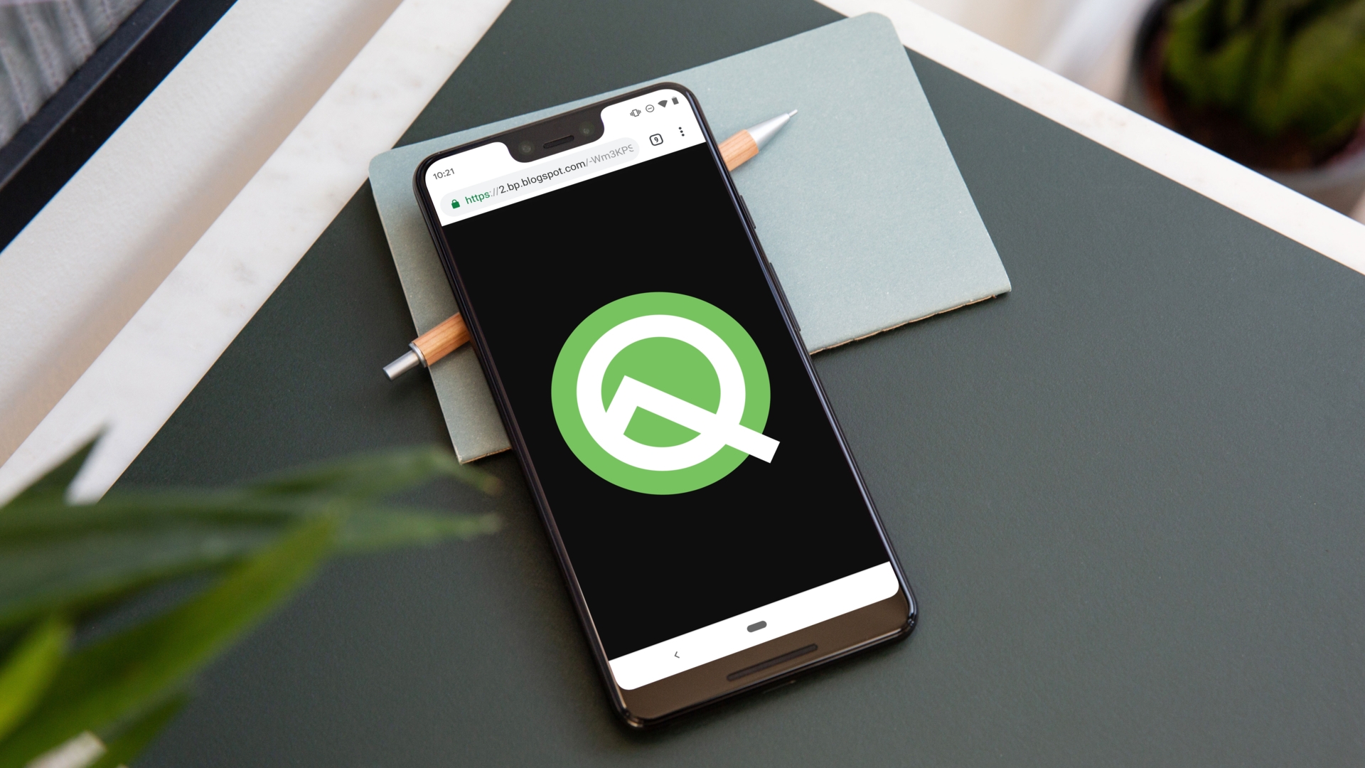 Google Pixel 3XL, Android Q Ein Google Pixel 3 XL mit Android Q liegt auf einem Schreibtisch