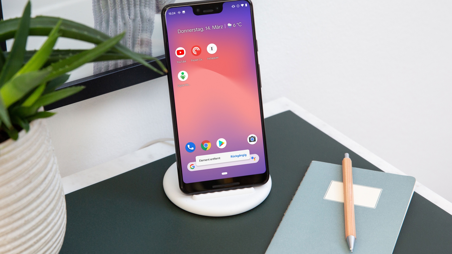 Google Pixel 3XL, Android Q Smartphone auf einer Ladestation.