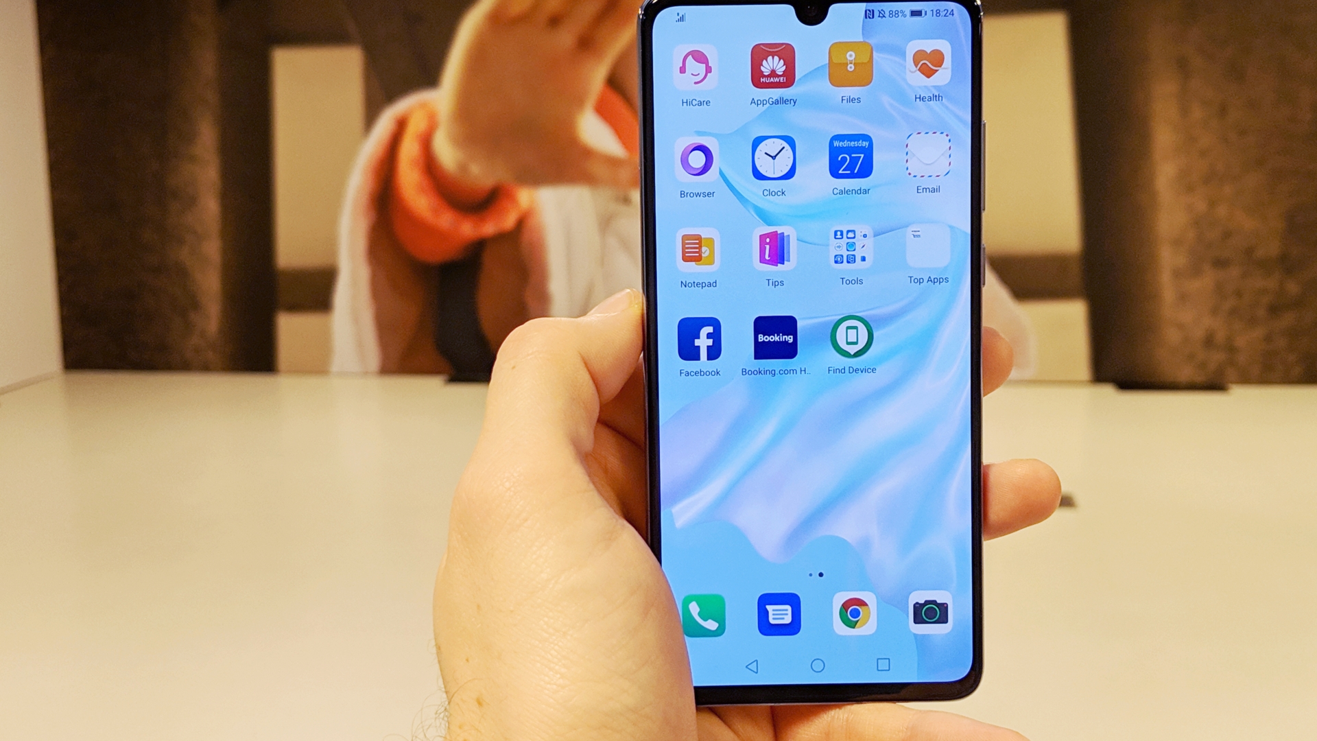 Huawei P30 ACHTUNG Sperrfrist 26.3.2019 Hand hält Smartphone