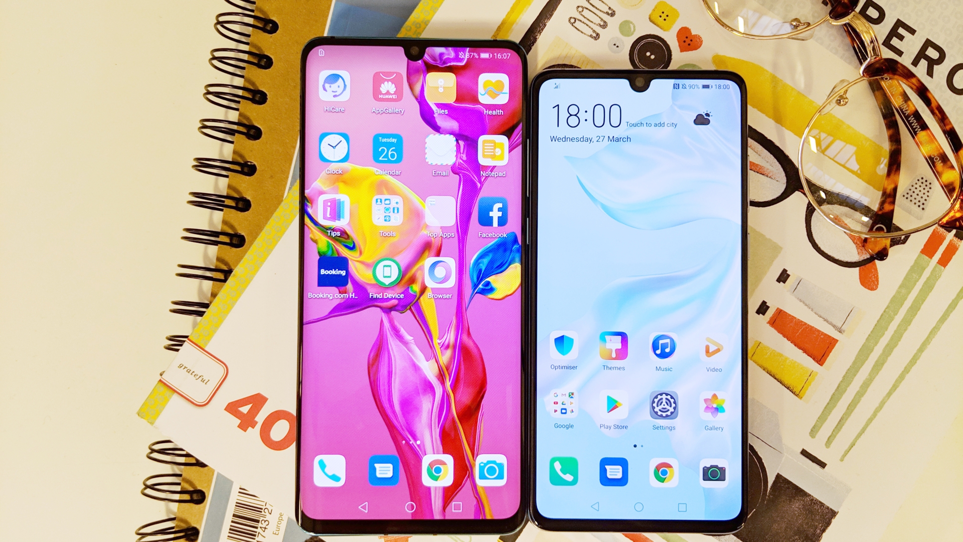 Huawei P30 und P30 Pro auf einem Tisch