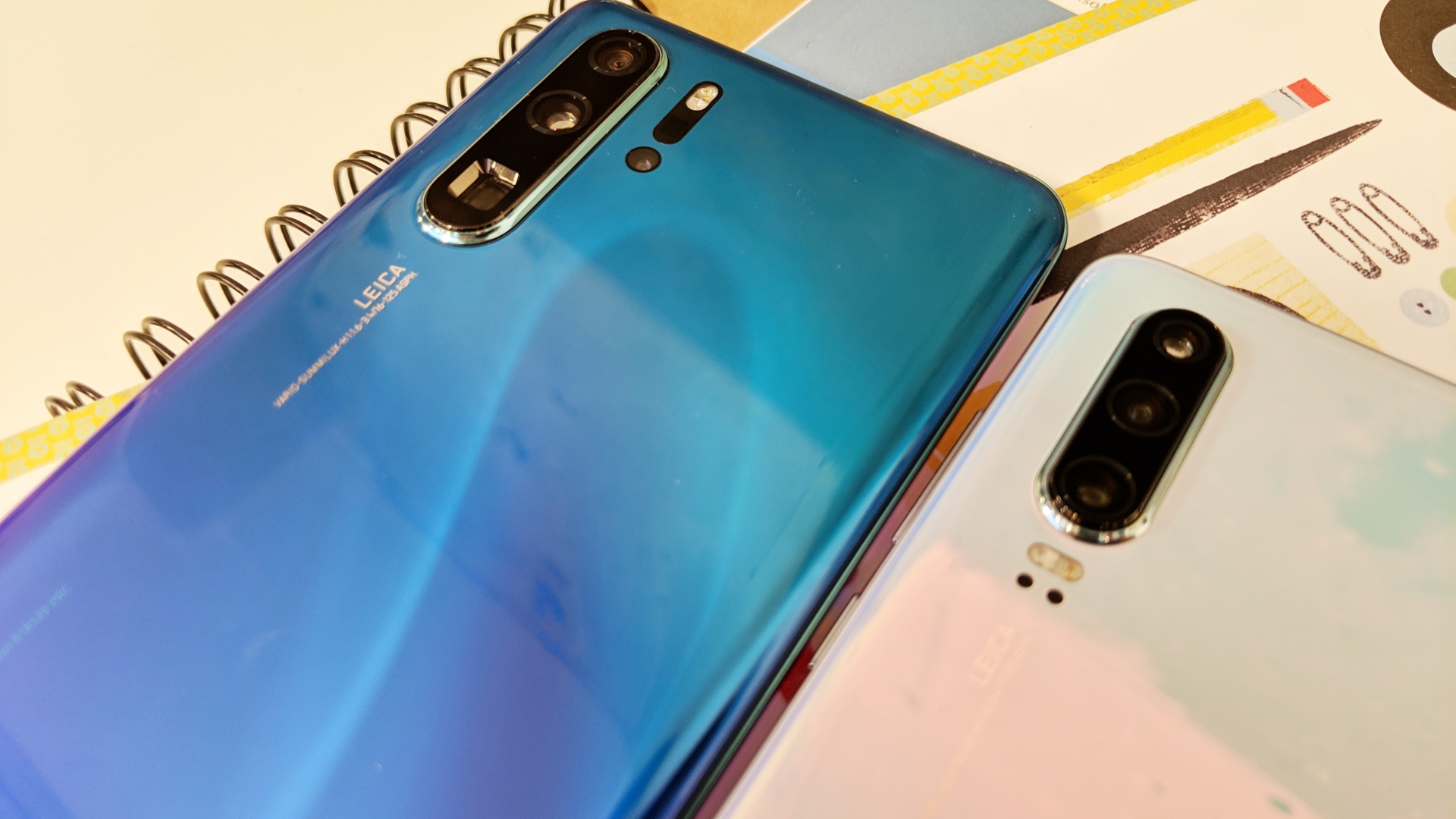 Huawei P30, P30 Pro ACHTUNG Sperrfrist 26.3.2019 Zwei Smartphones auf einem Tisch