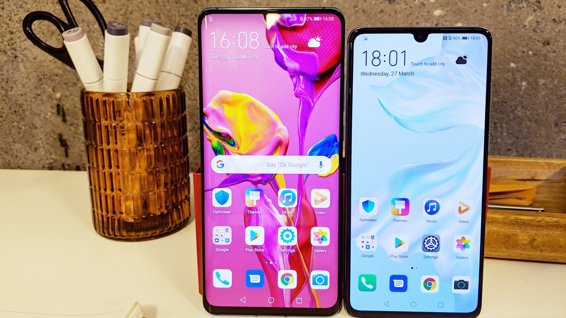 Huawei P30, P30 Pro ACHTUNG Sperrfrist 26.3.2019 Smartphones auf einem Schreibtisch