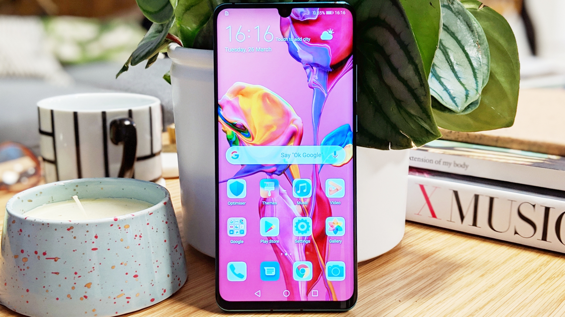 Huwei P30 Pro ACHTUNG Sperrfrist 26.3.2019 Android-Smartphone Huawei P30 Pro lehnt an einer Vase.