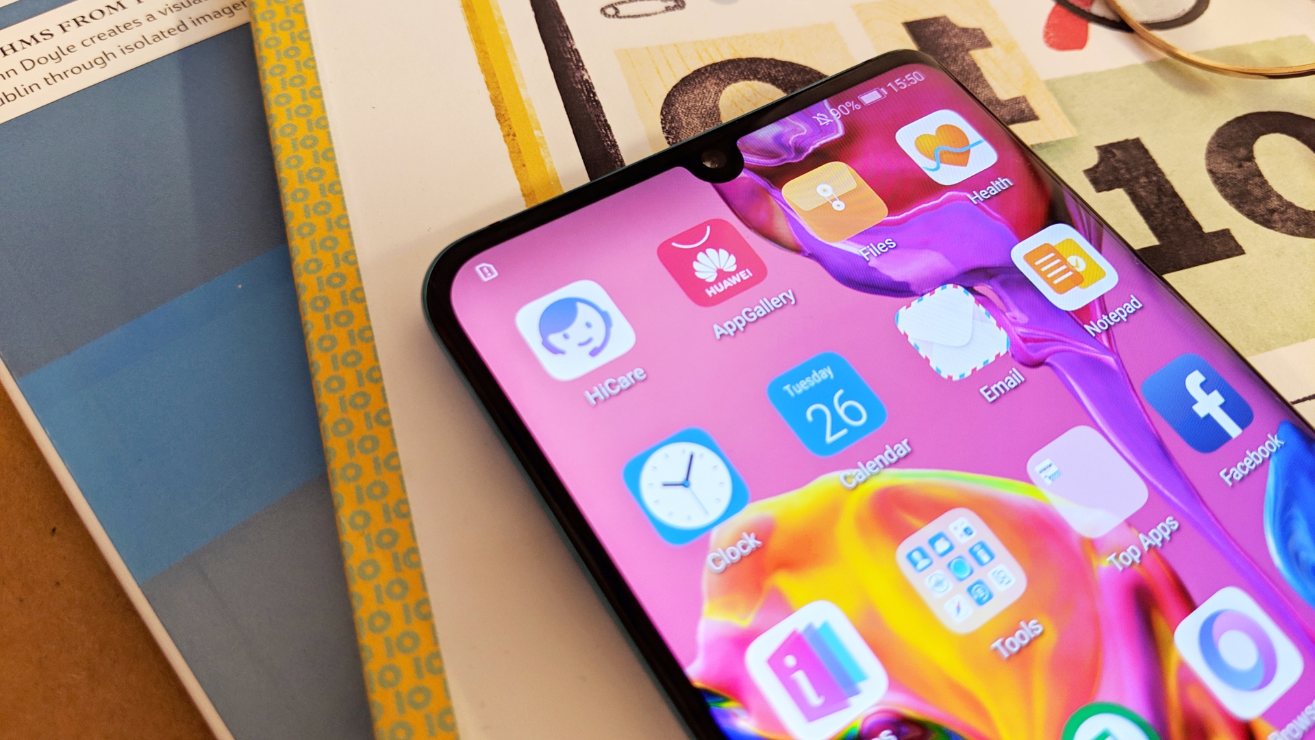 Huwei P30 Pro ACHTUNG Sperrfrist 26.3.2019 Smartphone liegt auf einem Tisch.