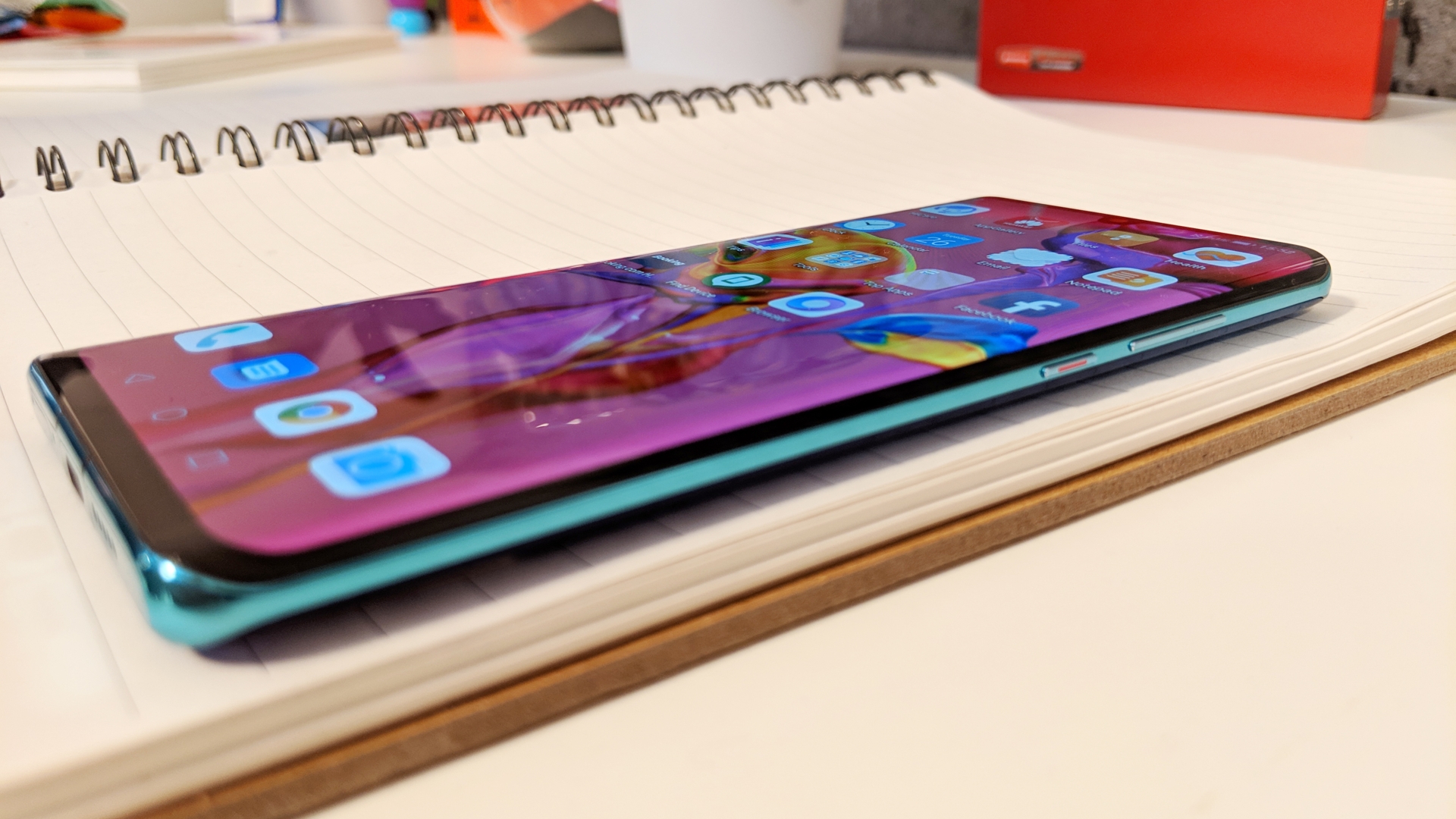 Huwei P30 Pro ACHTUNG Sperrfrist 26.3.2019 Smartphone liegt auf einem Tisch.