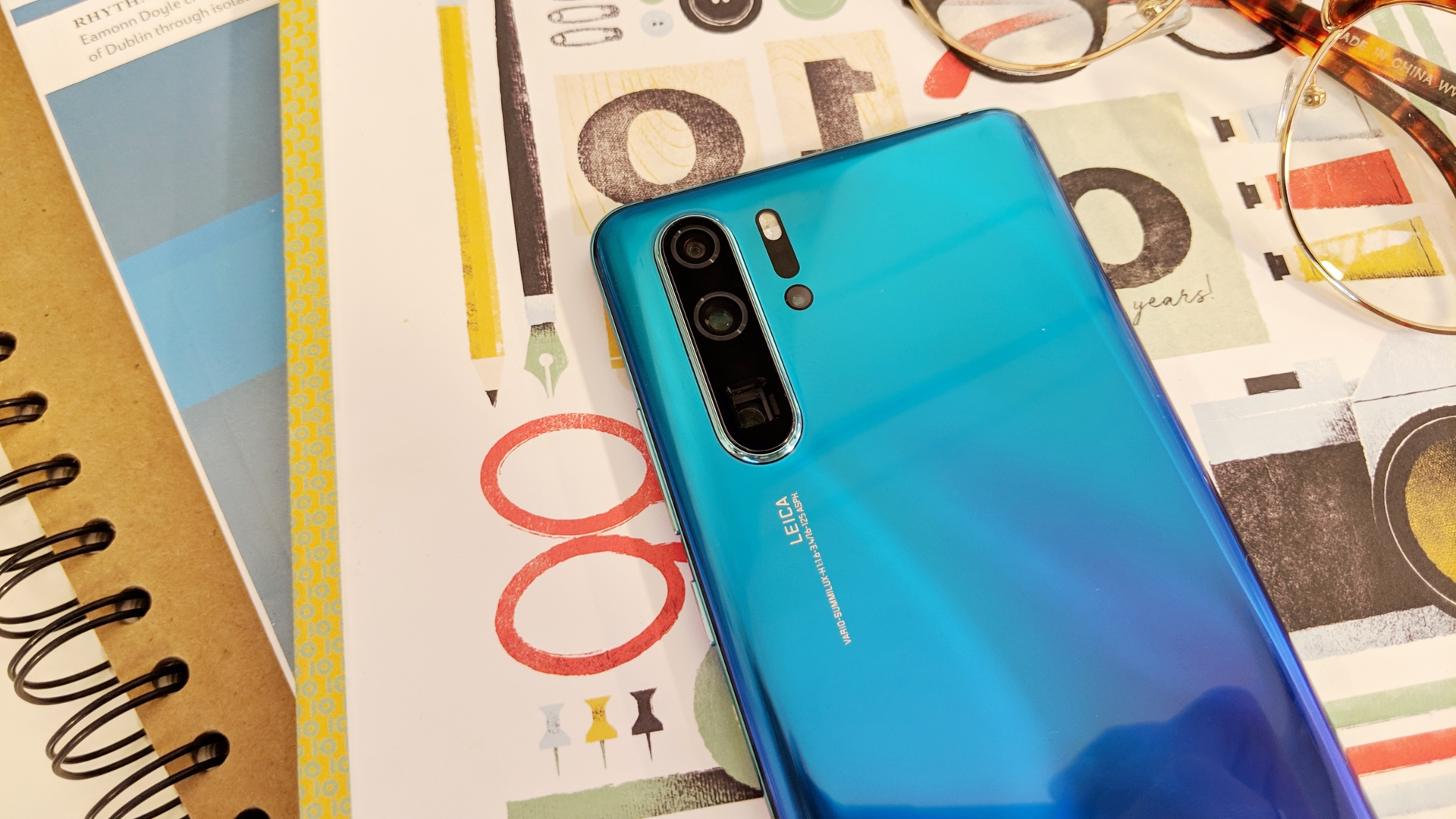 Huwei P30 Pro ACHTUNG Sperrfrist 26.3.2019 Smartphone liegt auf einem Tisch