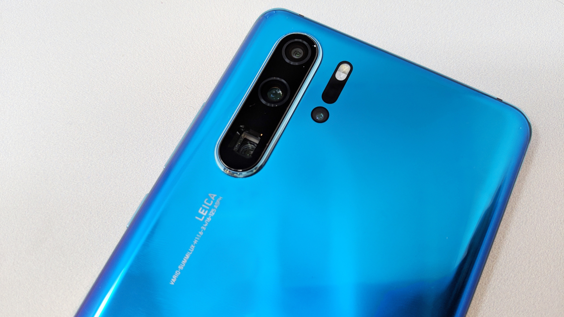 Huwei P30 Pro ACHTUNG Sperrfrist 26.3.2019 Smartphone liegt auf einem Tisch