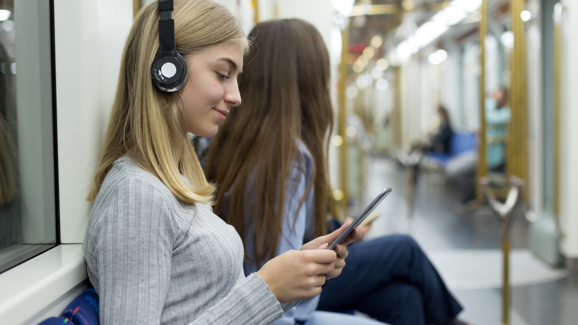 iPad, Tablet, Frau, Train Junge Frau mit Kopfhörer und Tablet in der U-Bahn