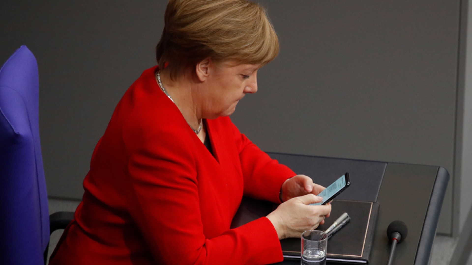 Merkel_Handy_Blackberry_Putin_Macron Merkel Blackberry Handy